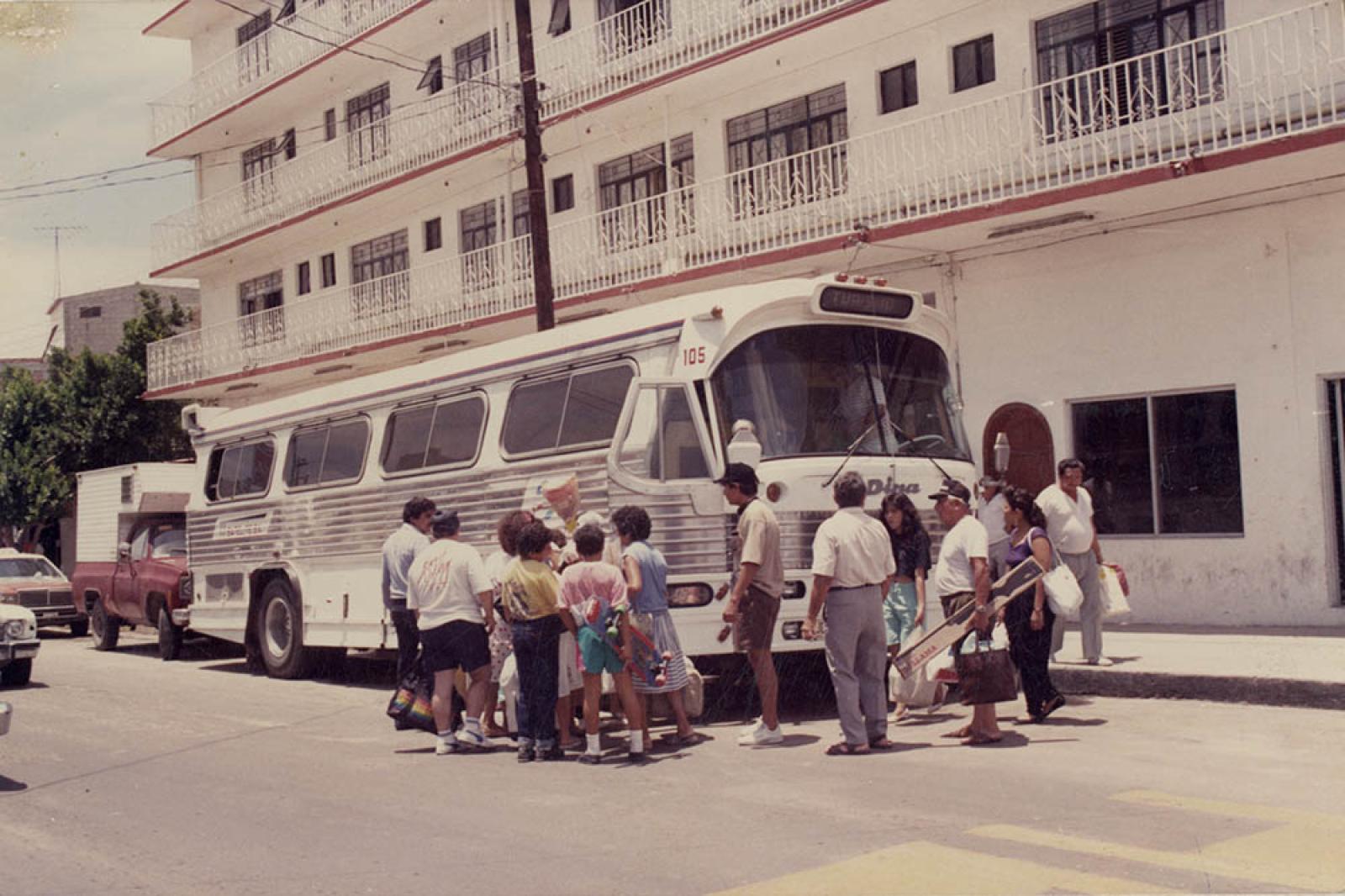Abordaje de autobús frente al hotel La Purísima, sobre la calle 16 de Septiembre.