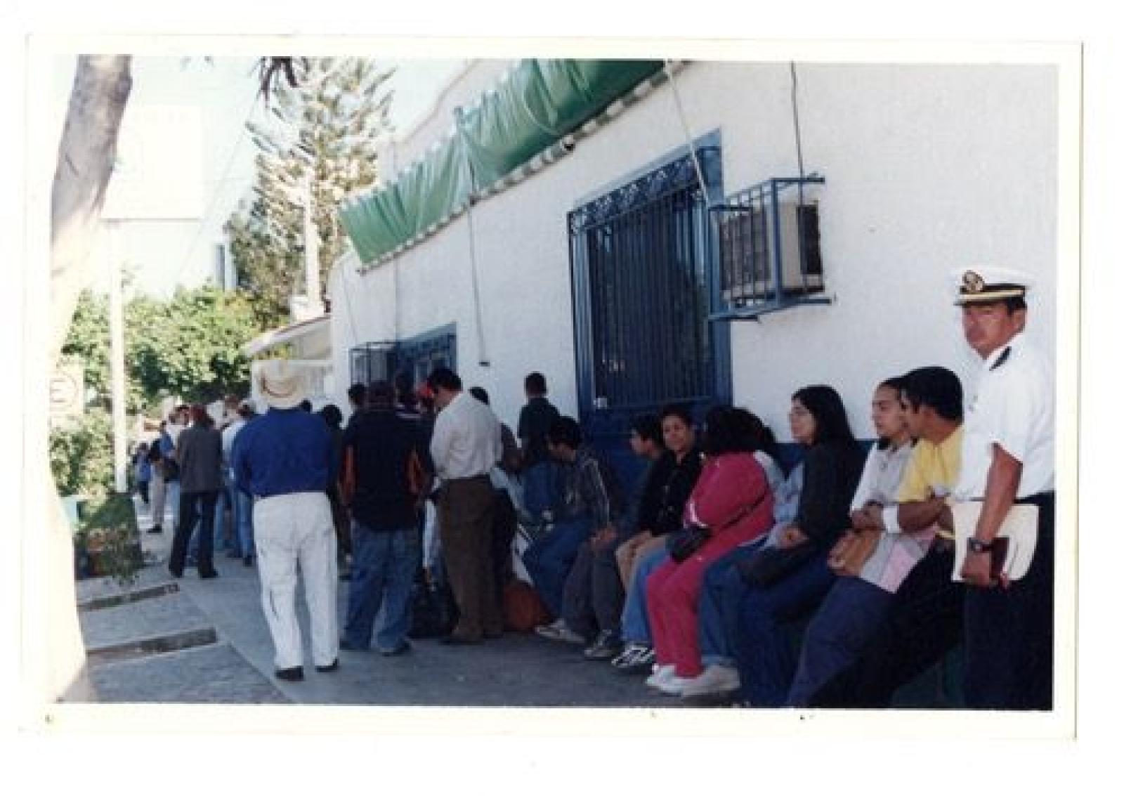 “Actividad en las oficinas de SEMATUR. Personas comprando boletos para visitar a sus familiares en el fin de año.”