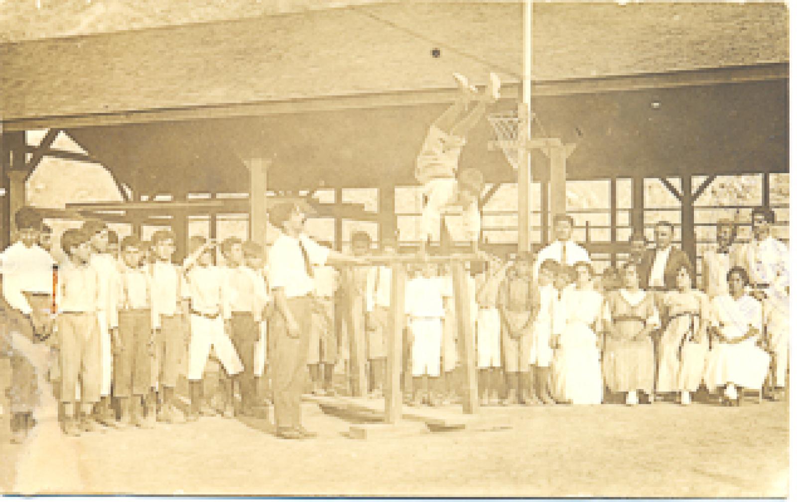 Actividades deportivas, ejercicios de militarización.