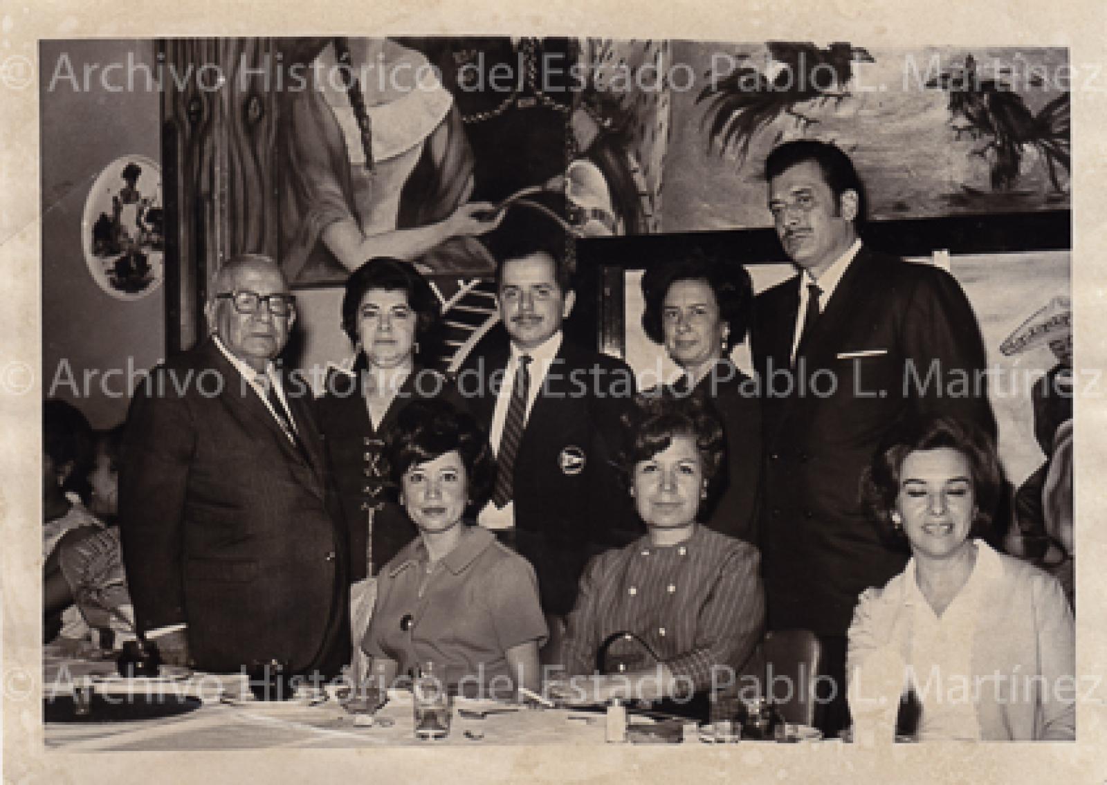 Agustín Olachea Avilés, Alberto Andrés Alvarado Arámburo y familia, retrato de grupo.