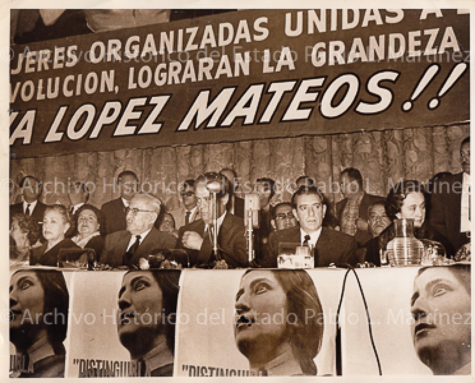 Agustín Olachea y Adolfo López Mateos en evento, retrato de grupo.
