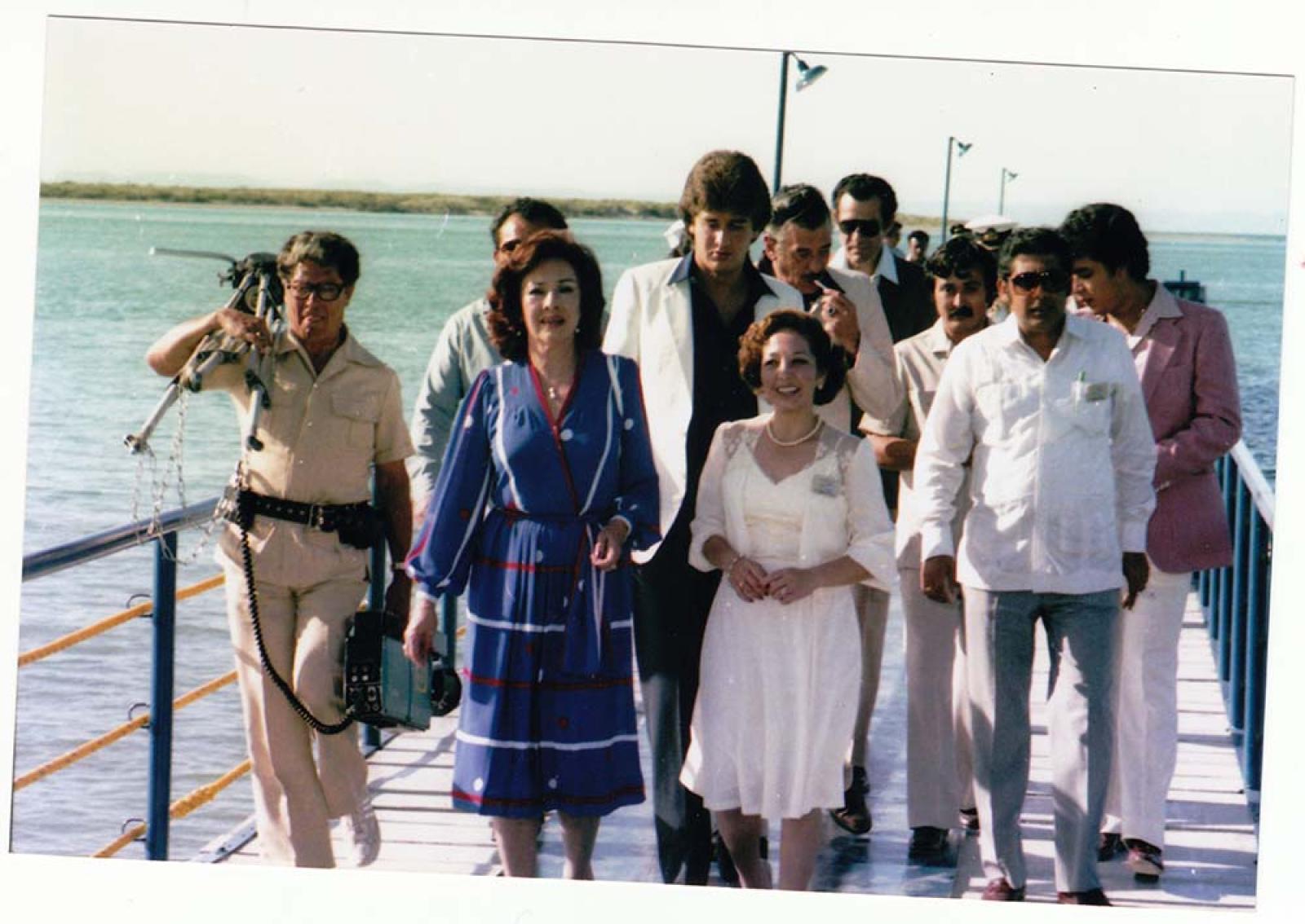 Alberto Alvarado con su esposa y comitiva, en muelle de La Paz.