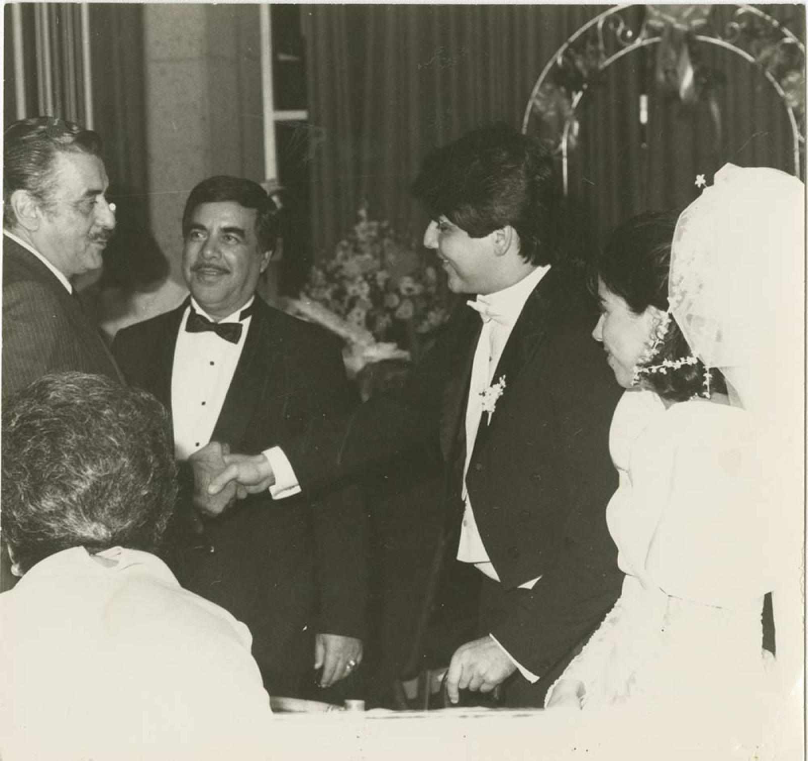 Alberto Alvarado, felicita a novios.