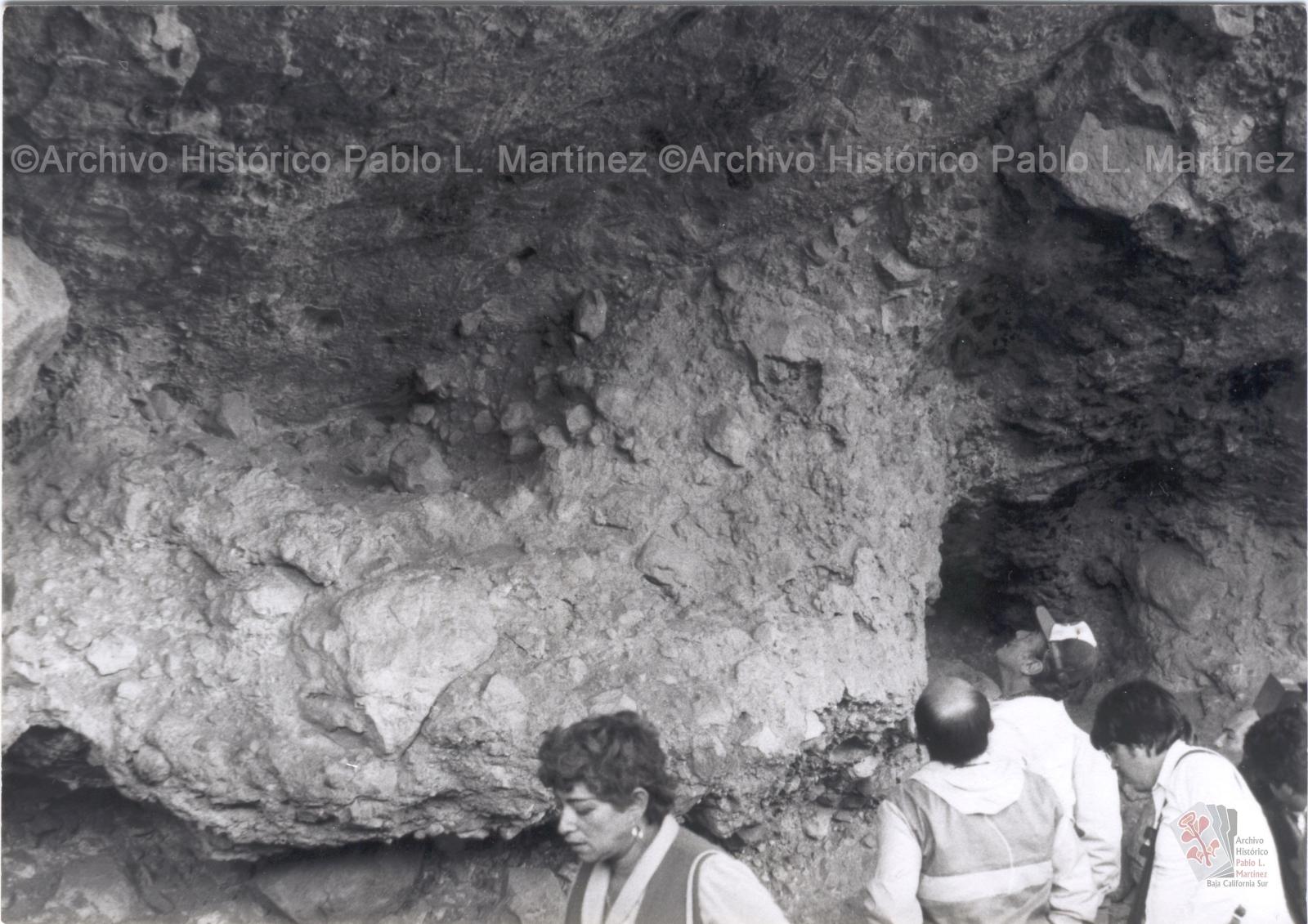 Alberto Andrés Alvarado Arámburo y acompañantes observan pinturas rupestres en el interior de cueva en San Francisco de la Sierra, Baja California Sur.