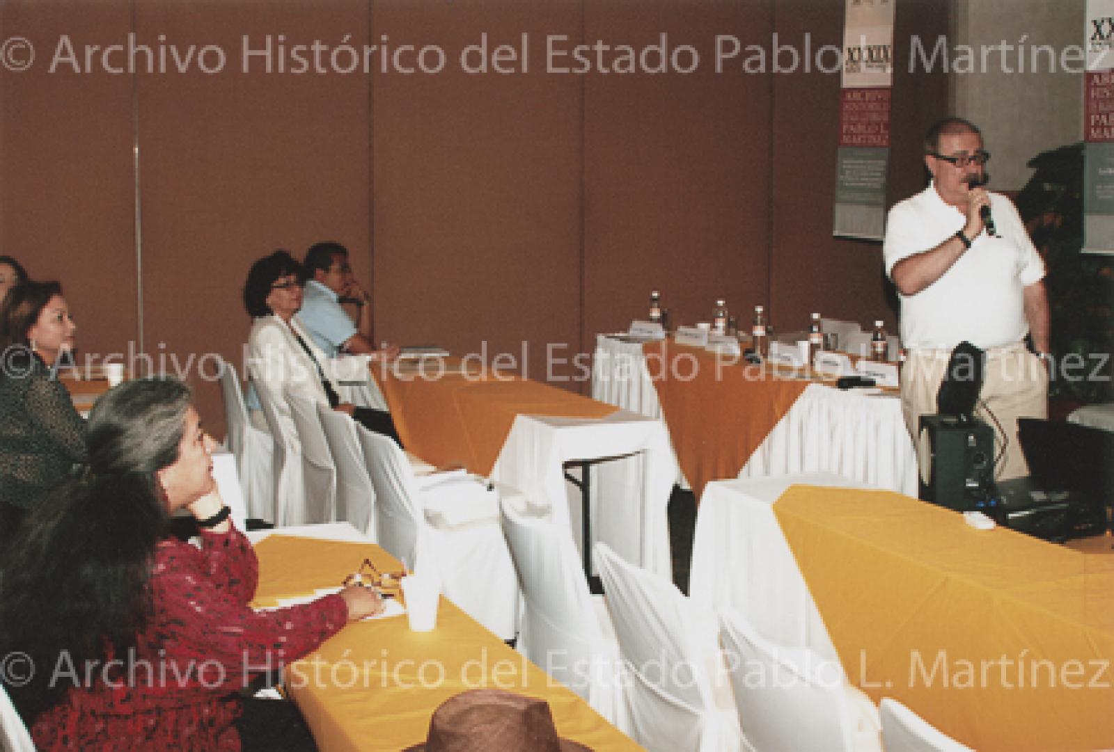 Alberto García López dicta ponencia durante el XXIX aniversario del Archivo Histórico Pablo L. Martínez.