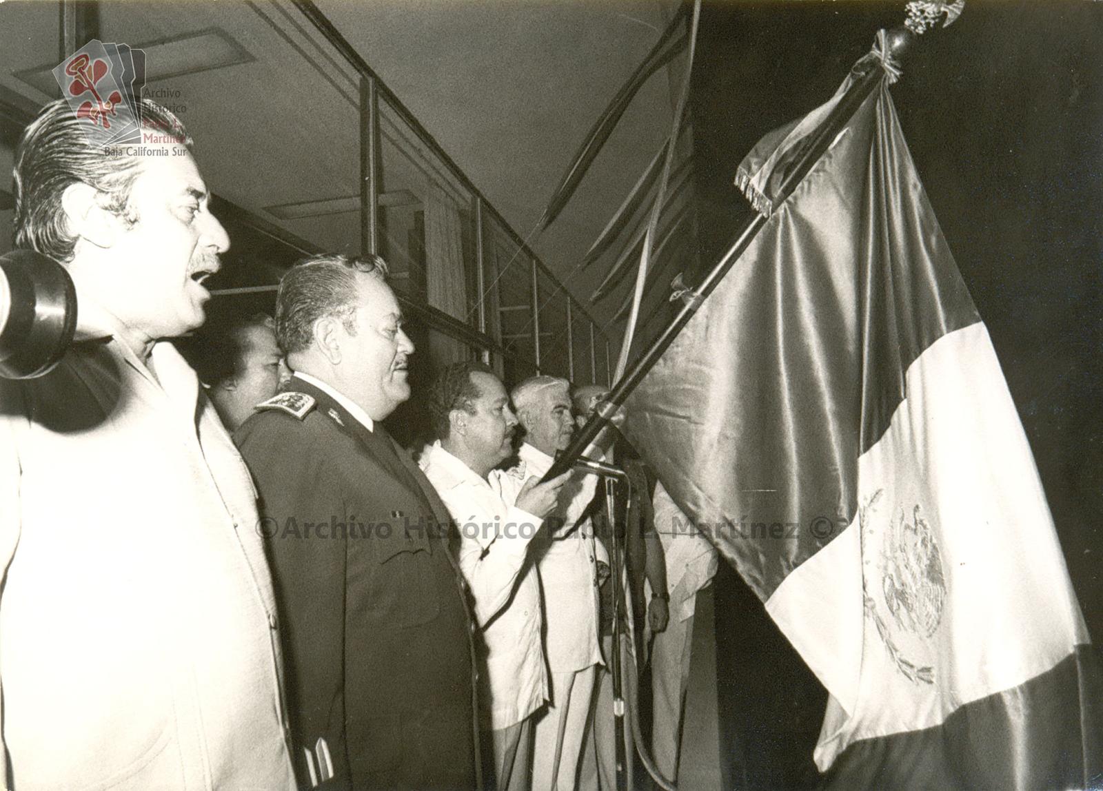 Ángel César Mendoza Arámburo en una ceremonia en el balcón de Palacio de Gobierno en La Paz, Baja California Sur.