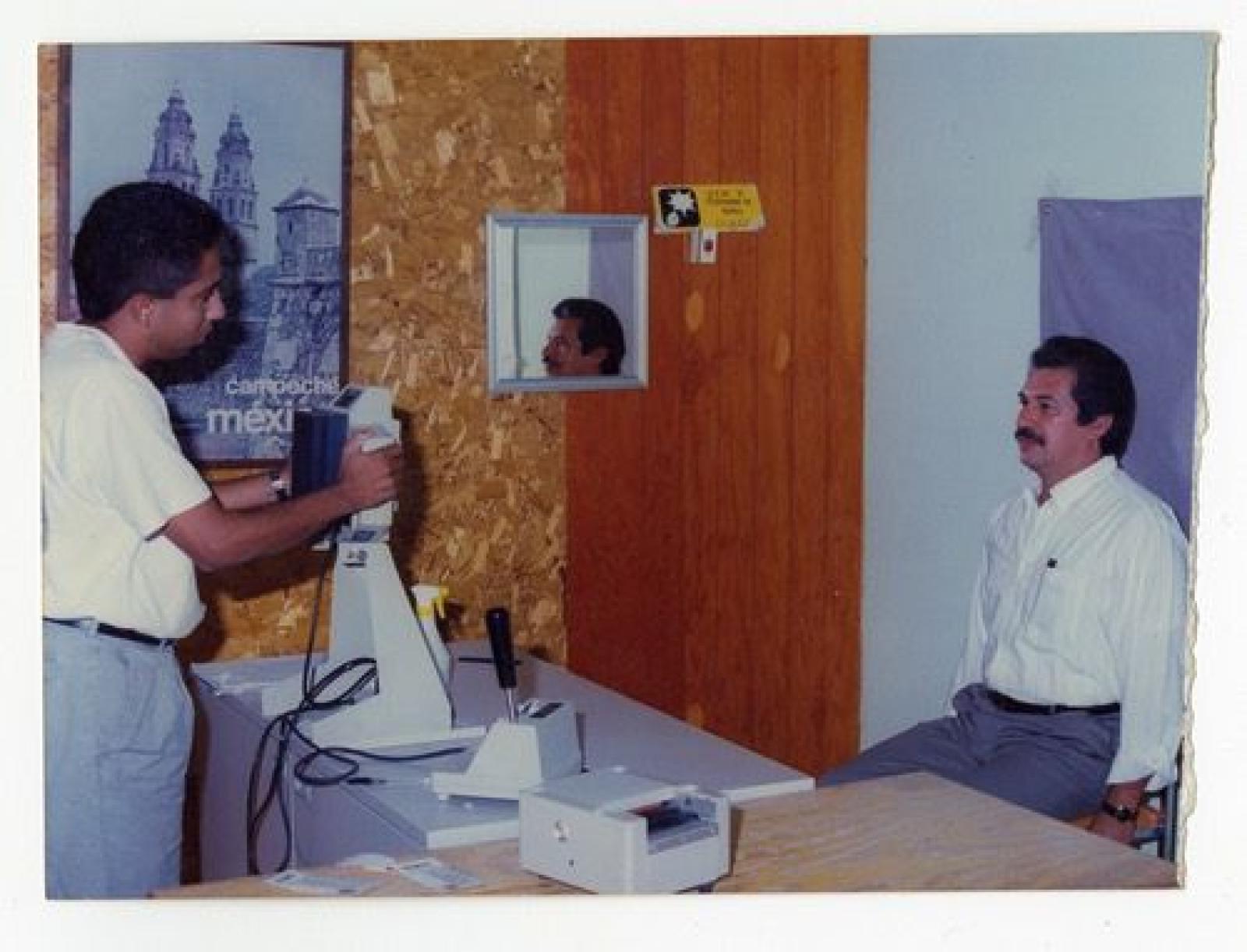 Antonio Manríquez en toma de fotografía.