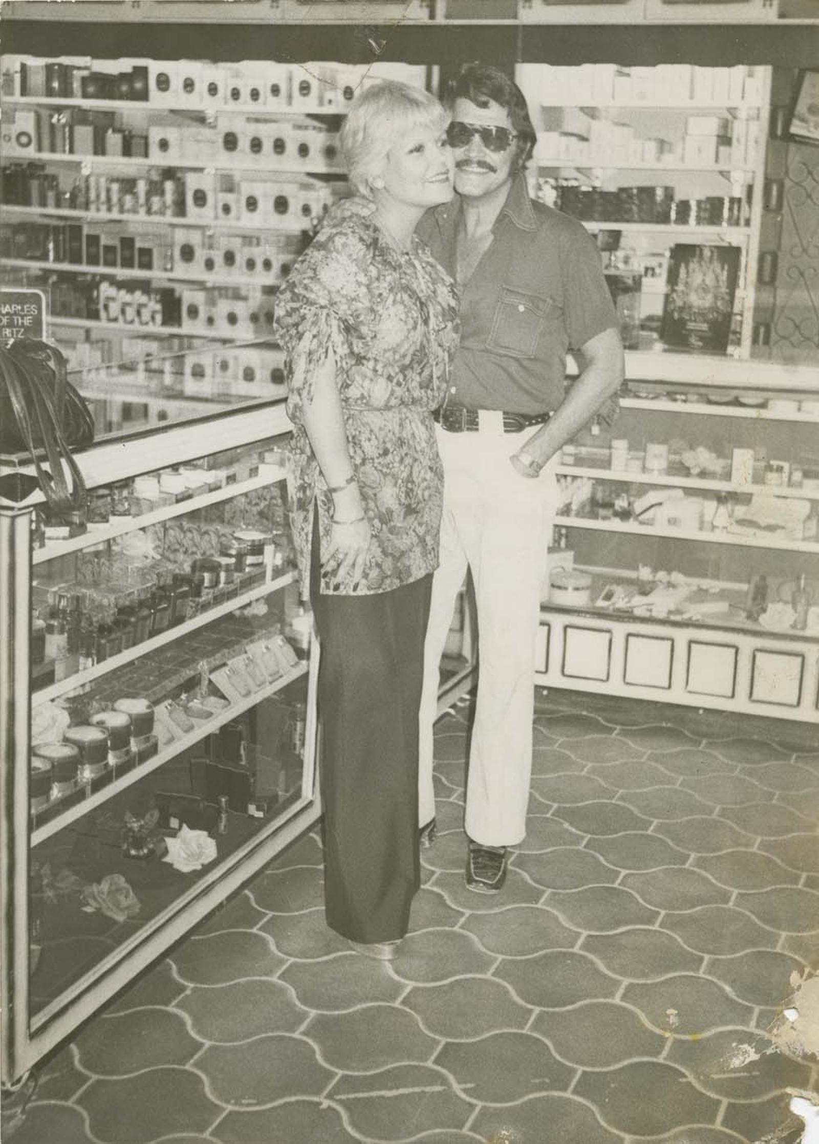 Antonio Ruffo y mujer en La Perla de La Paz.