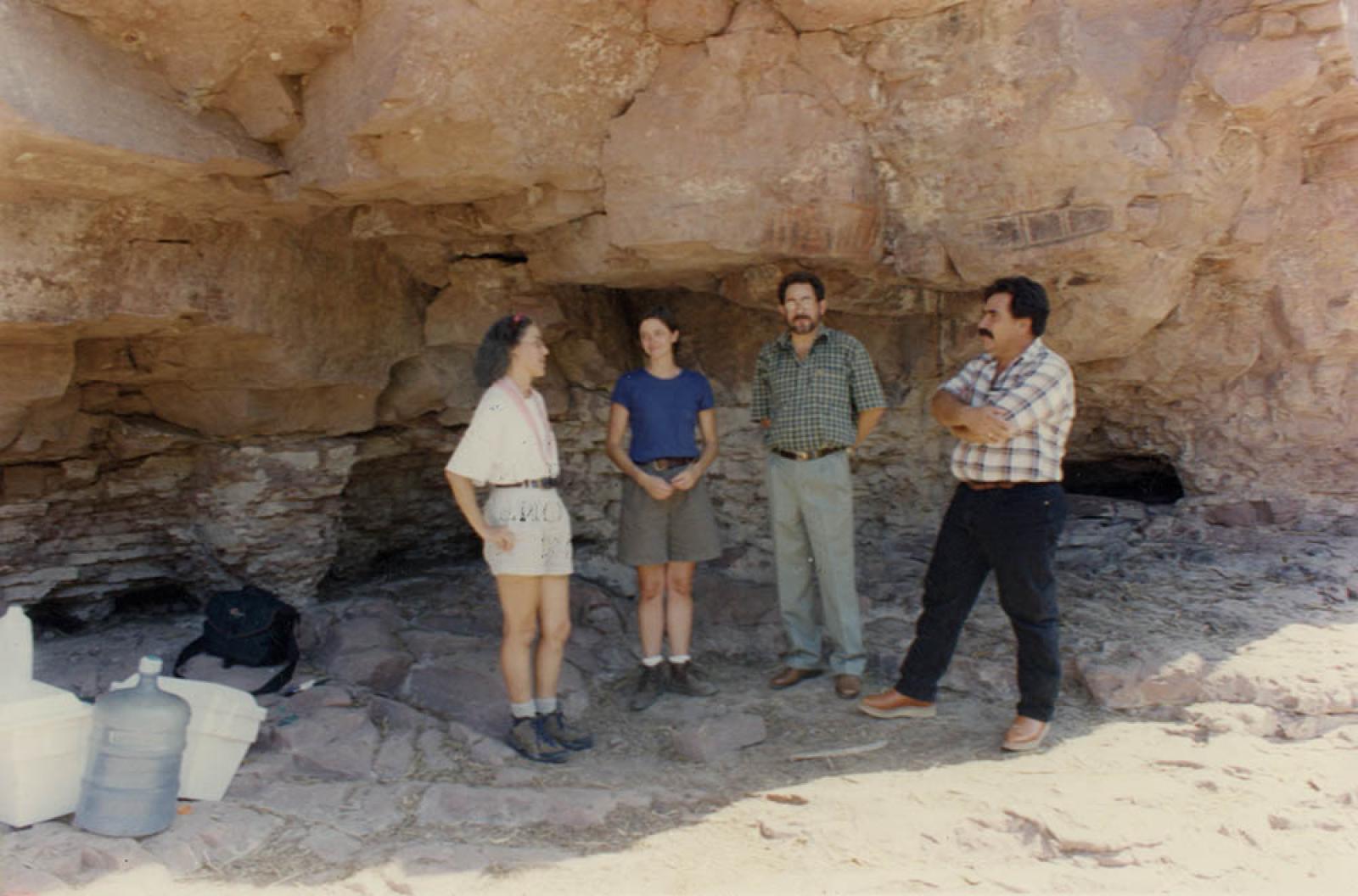 Antonio Verdugo Davis y acompañantes en la zona arqueológica Cuevas Pintas.