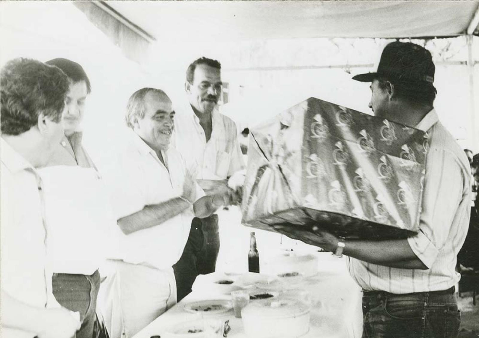 Antonio Wilson y Víctor Manuel Liceaga en entrega de regalos.