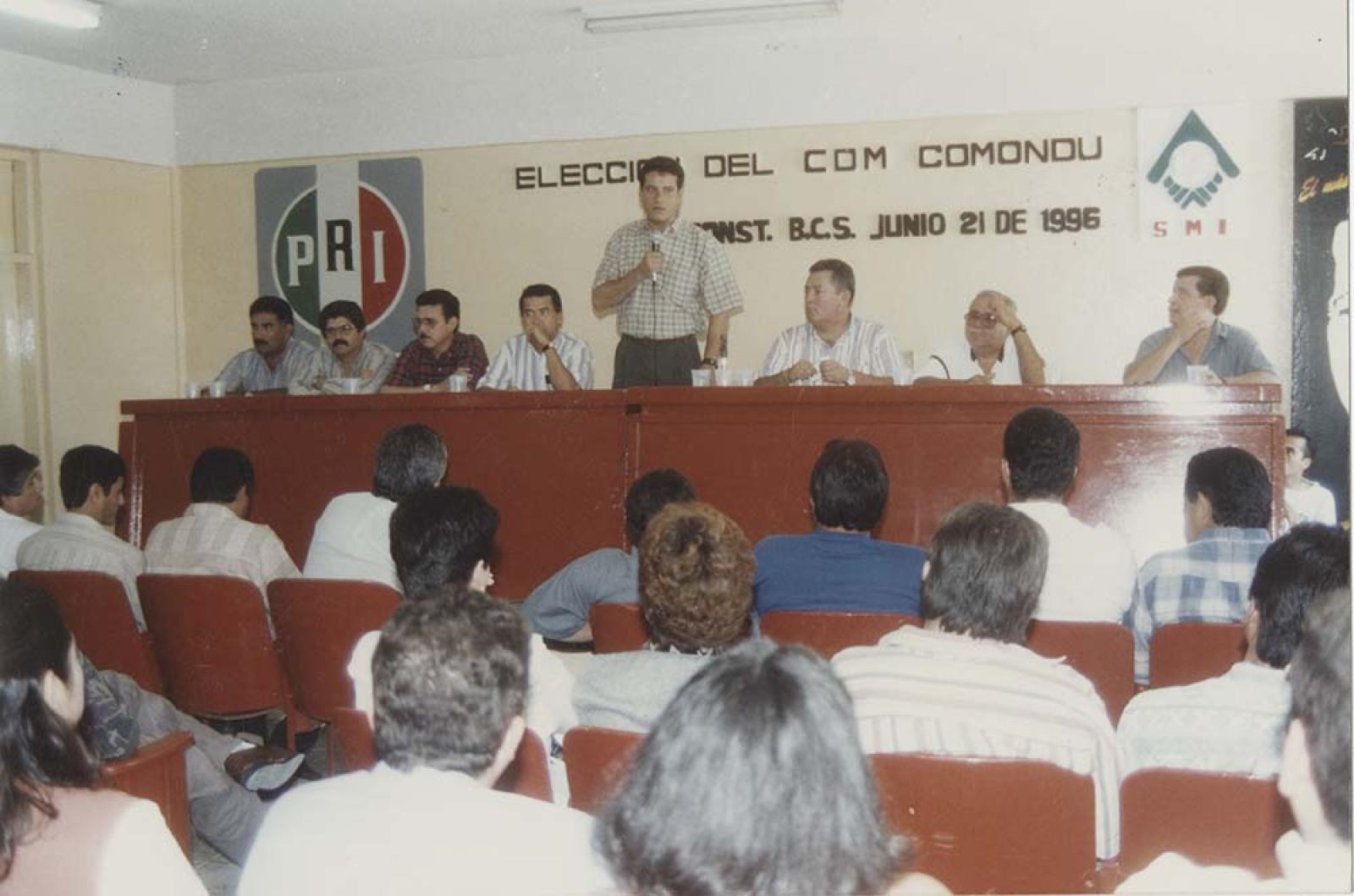 Arturo Hernández da mensaje.
