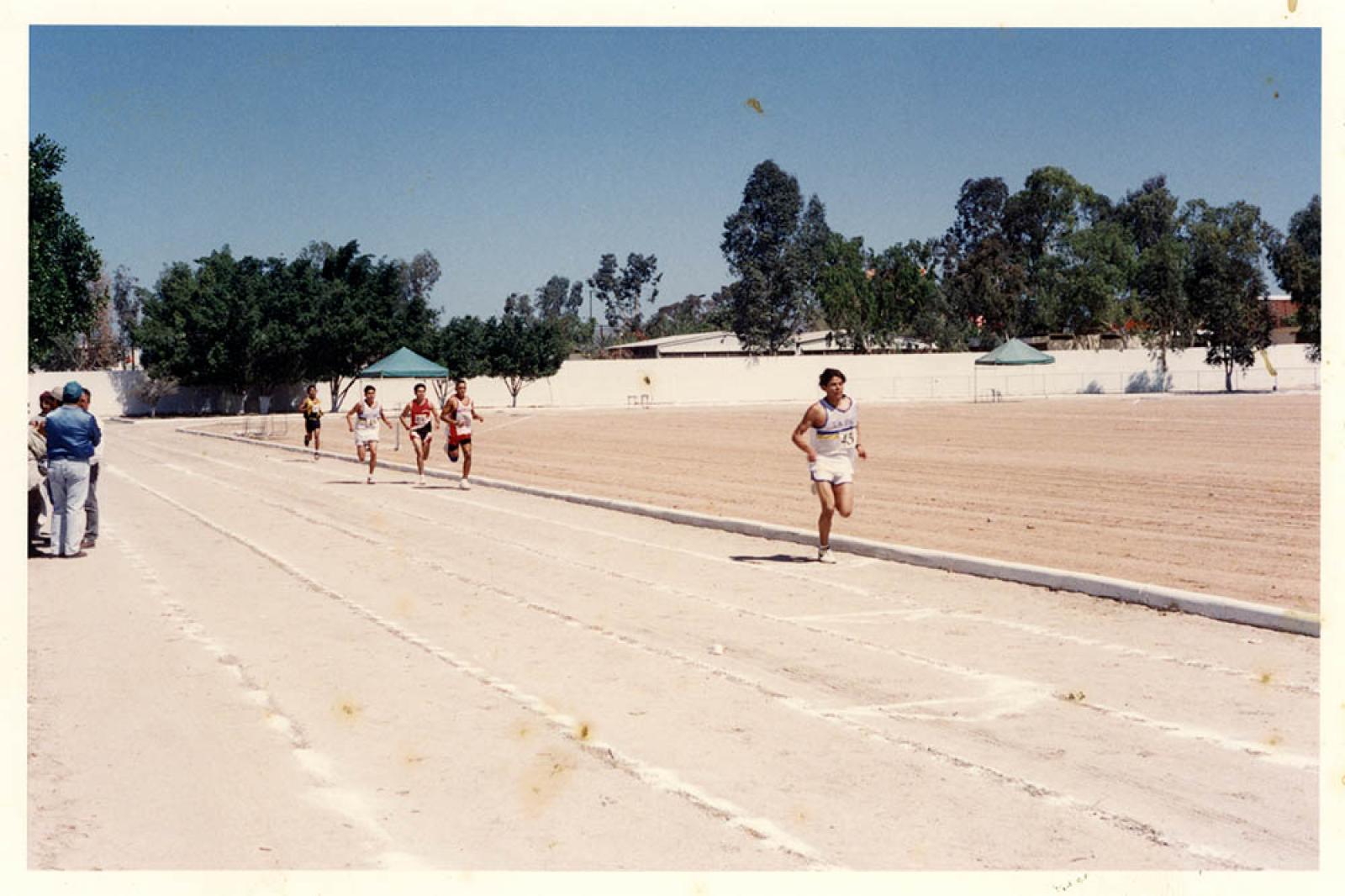 Atletas corren en pista del CREA.