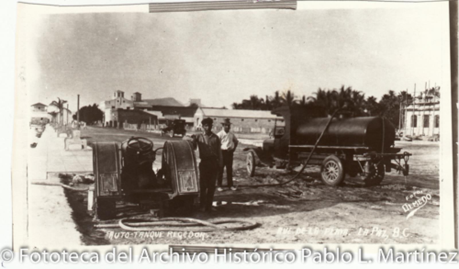 “Auto-tanque regador en Avenida de La Playa, B. C. S.”