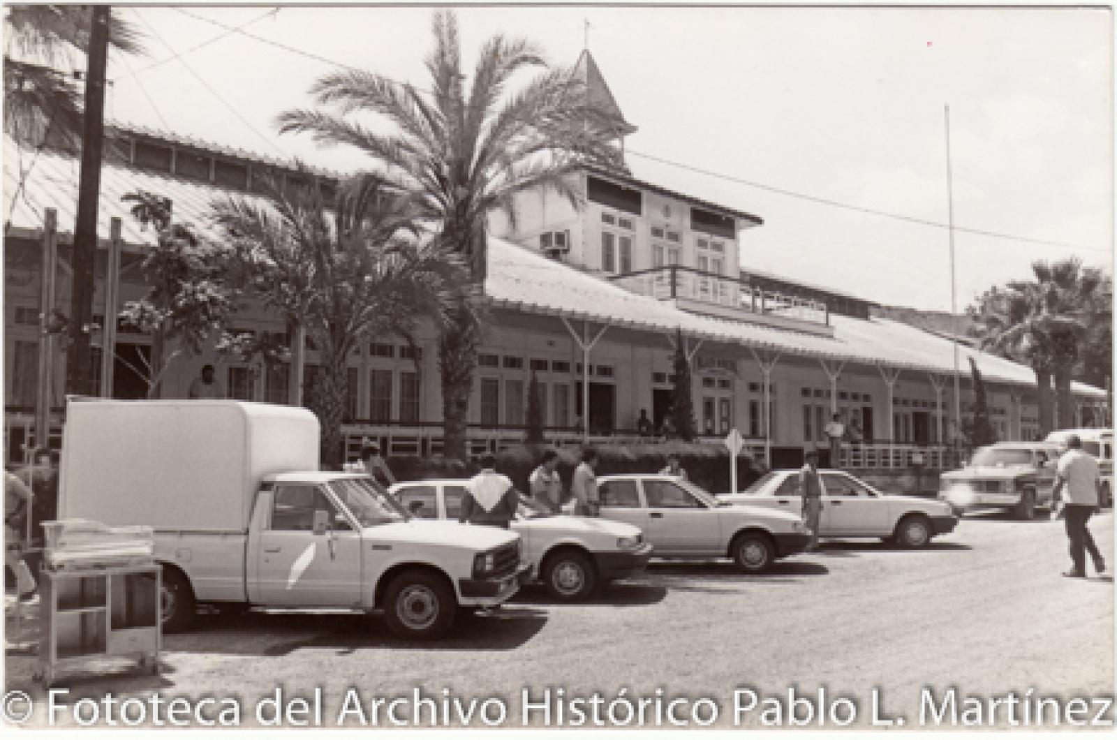 Automóviles estacionados frente al Palacio Municipal de Santa Rosalía, Baja California Sur.