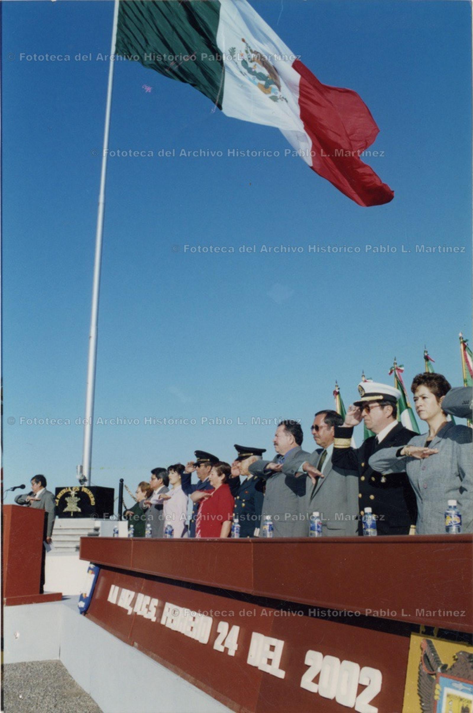 Autoridades militares y civiles rinden honores a la bandera en ceremonia del 24 de Febrero.
