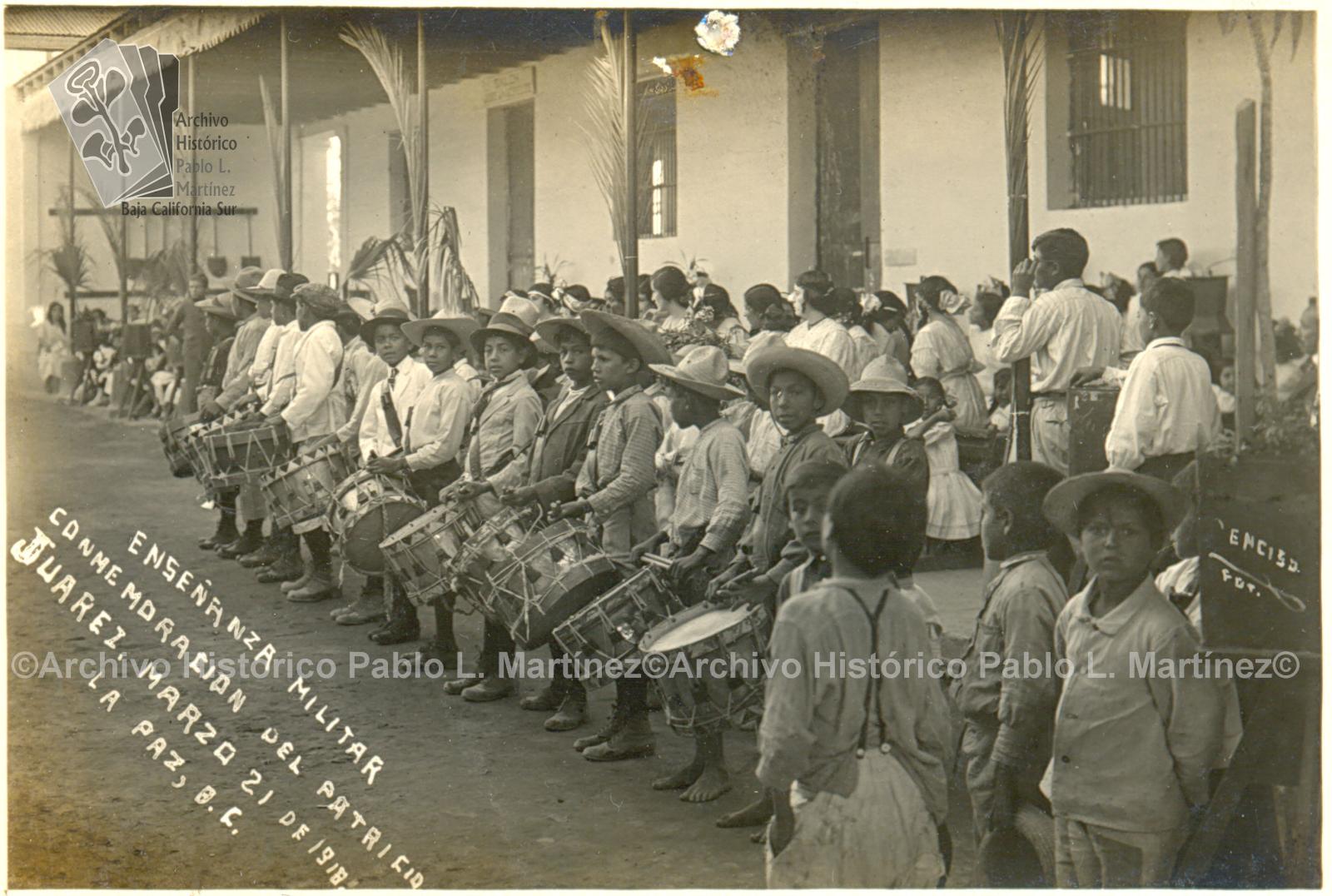 Banda de guerra, durante los honores a Benito Juárez