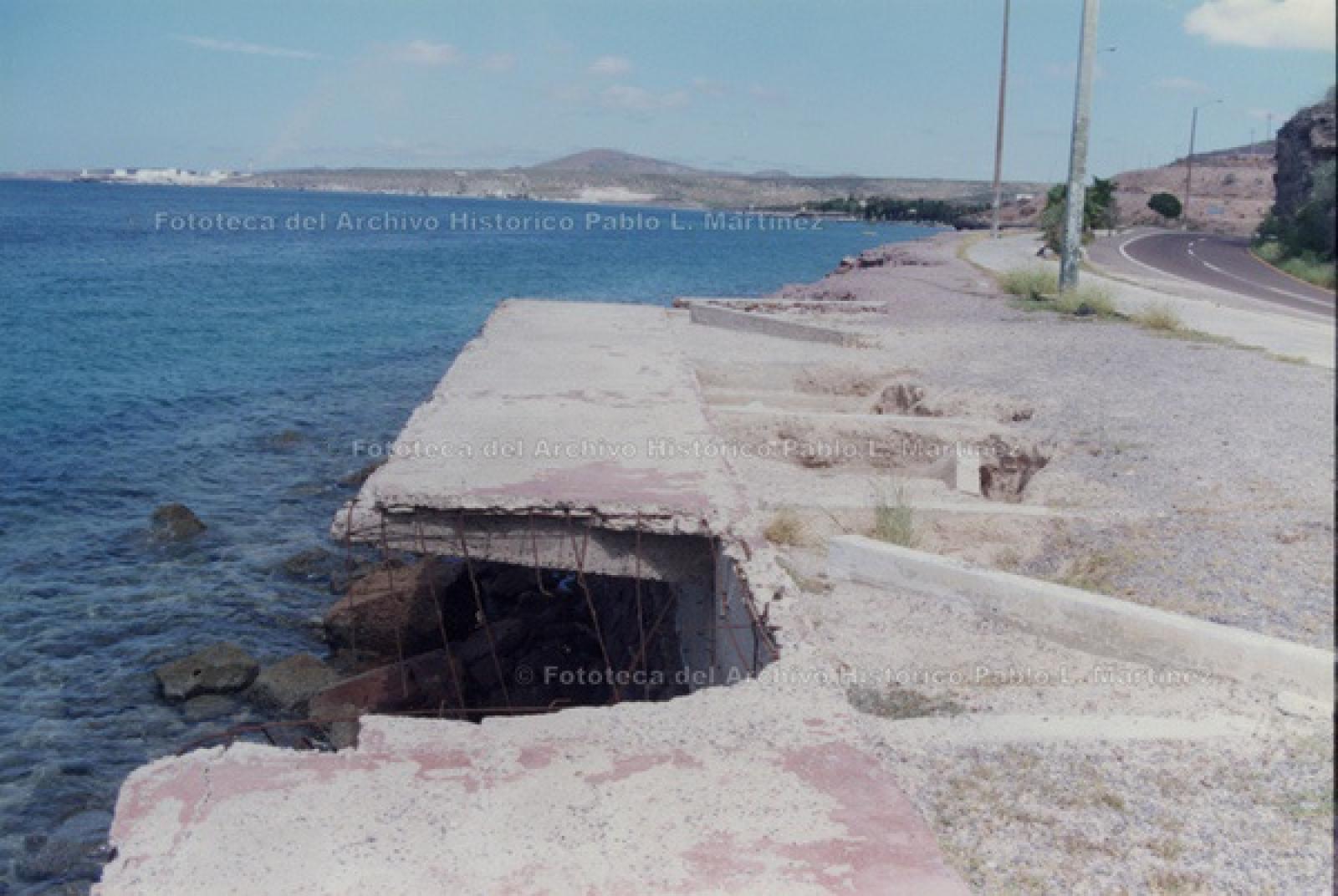 Barra de contención en ruinas, malecón de La Paz.