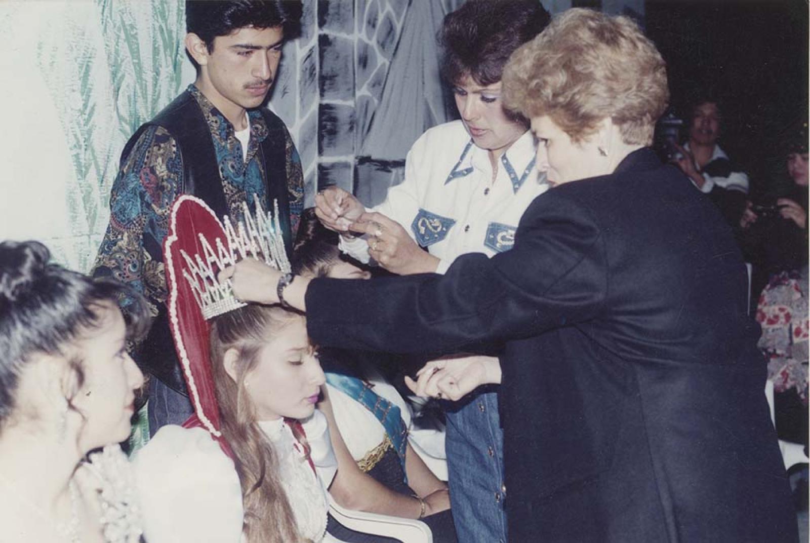 “Blanca Valdenegro corona a Sirenia I como reina de las fiestas tradicionales en San Isidro”.
