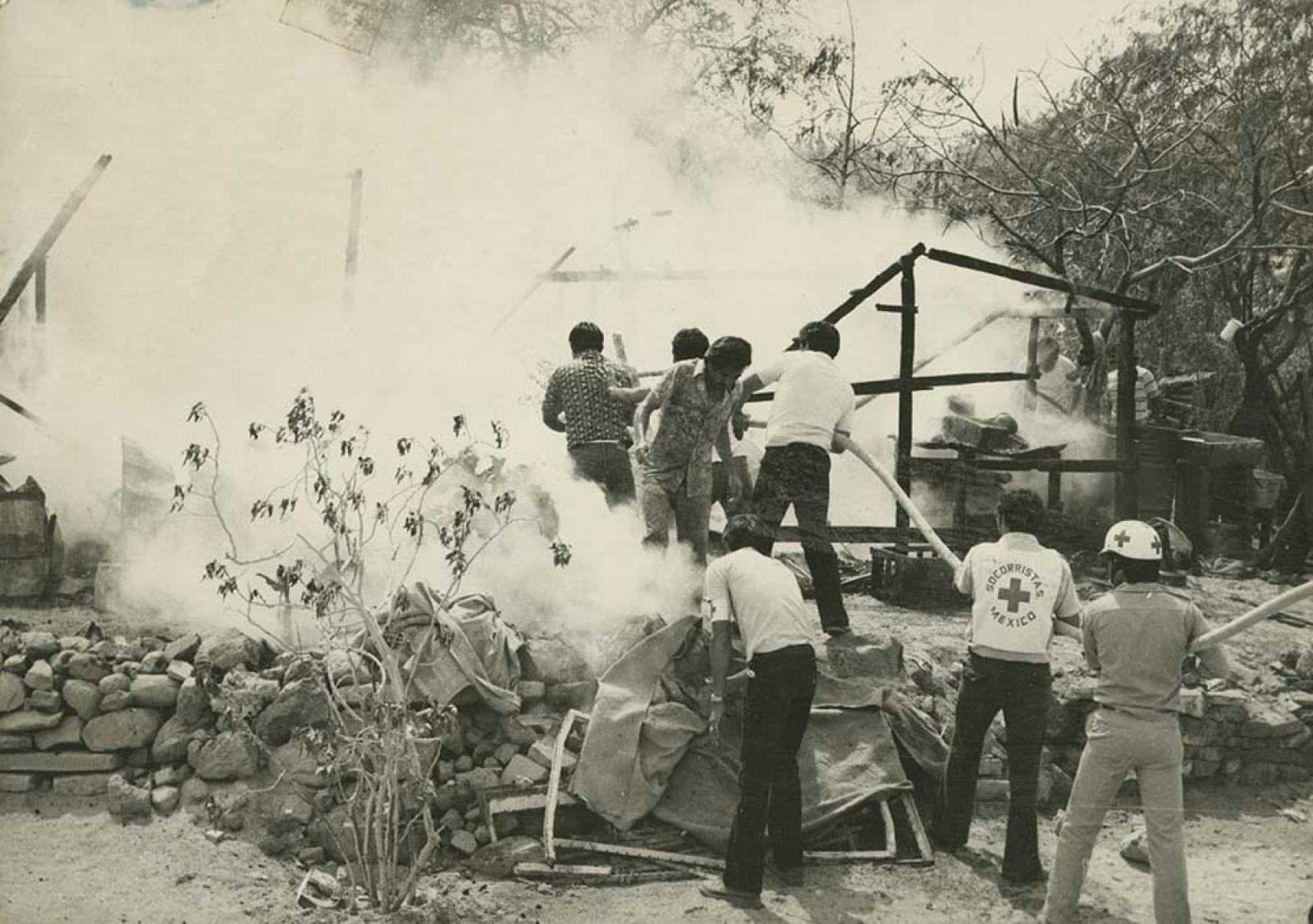Bomberos y socorristas sofocan incendio.
