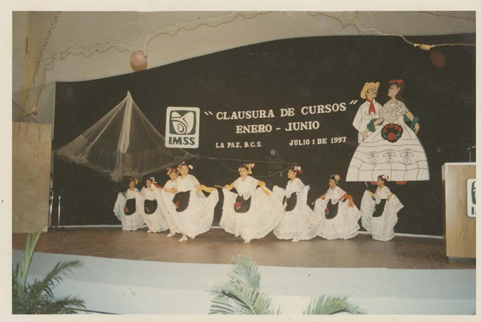 “Bonitos bailables” en clausura de cursos.