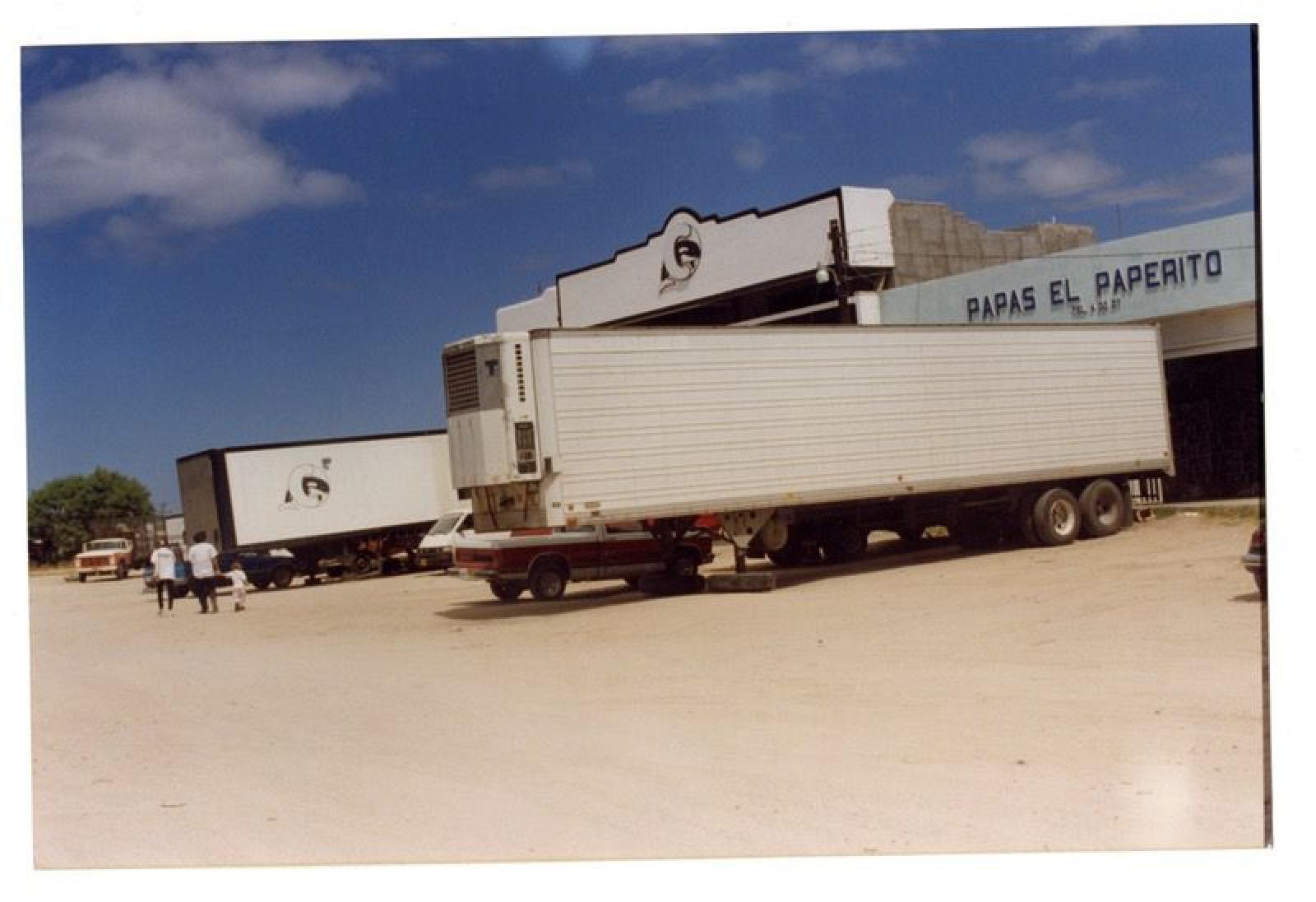 Cajas de tráilers frente a bodegas.