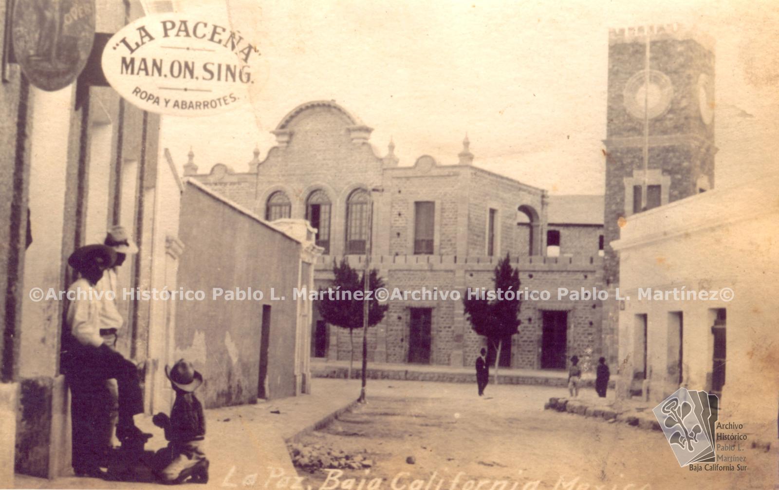 Calle Obispado, al fondo se observa el antiguo Palacio Municipal, La Paz, Baja California.
