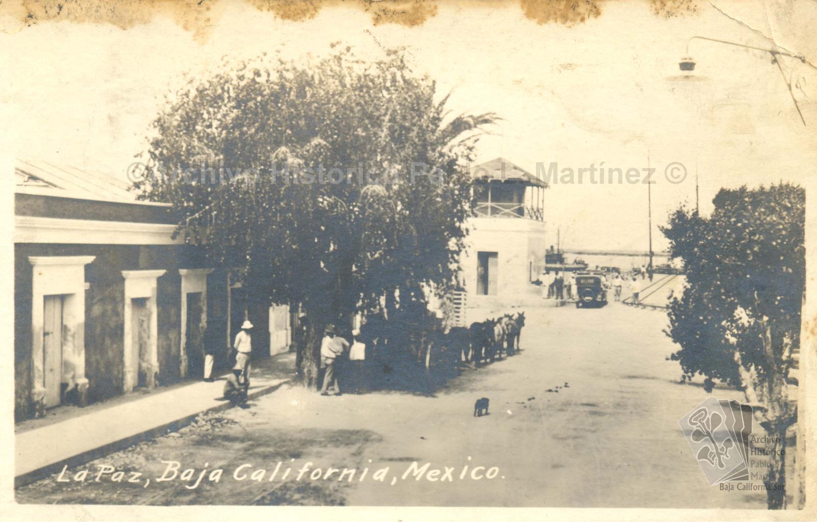 Calle Puerto, al fondo el muelle fiscal. La Paz, Baja California.
