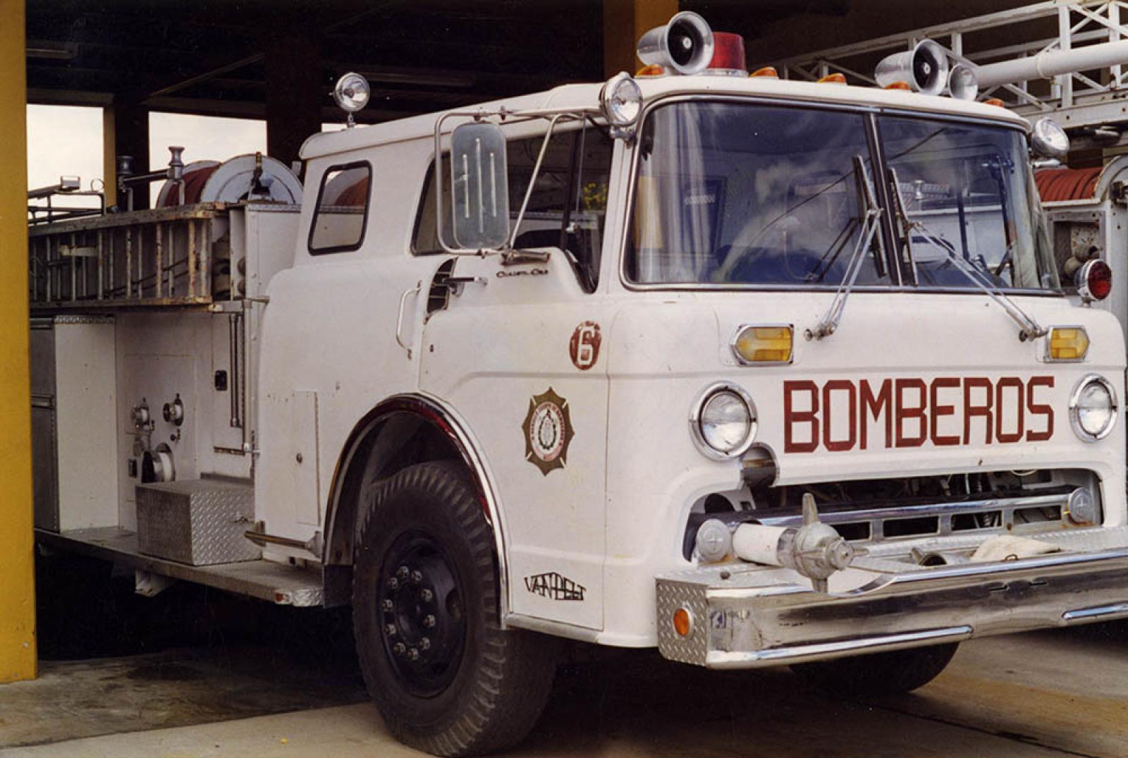 Camión de bomberos en estación.