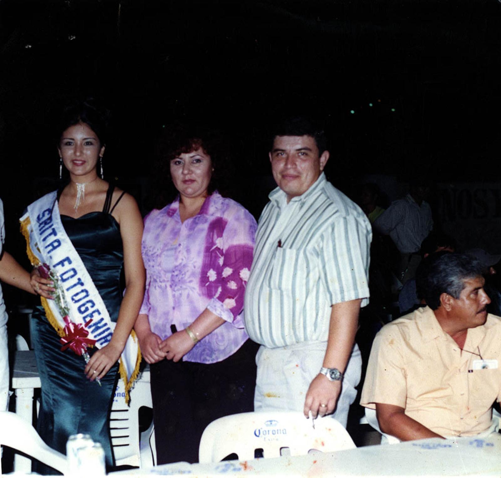 “Carla Marina López Fernández, princesa fotogenia”, acompañada.