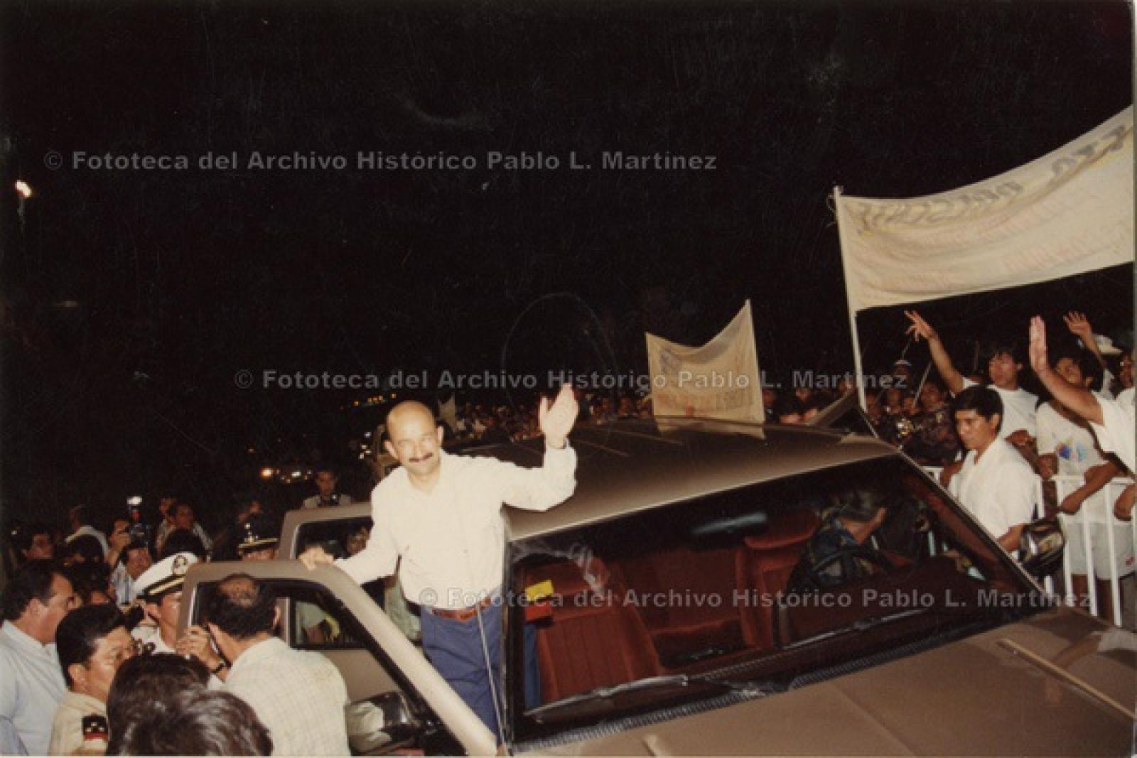 Carlos Salinas de Gortari saluda a simpatizantes, desde camioneta.