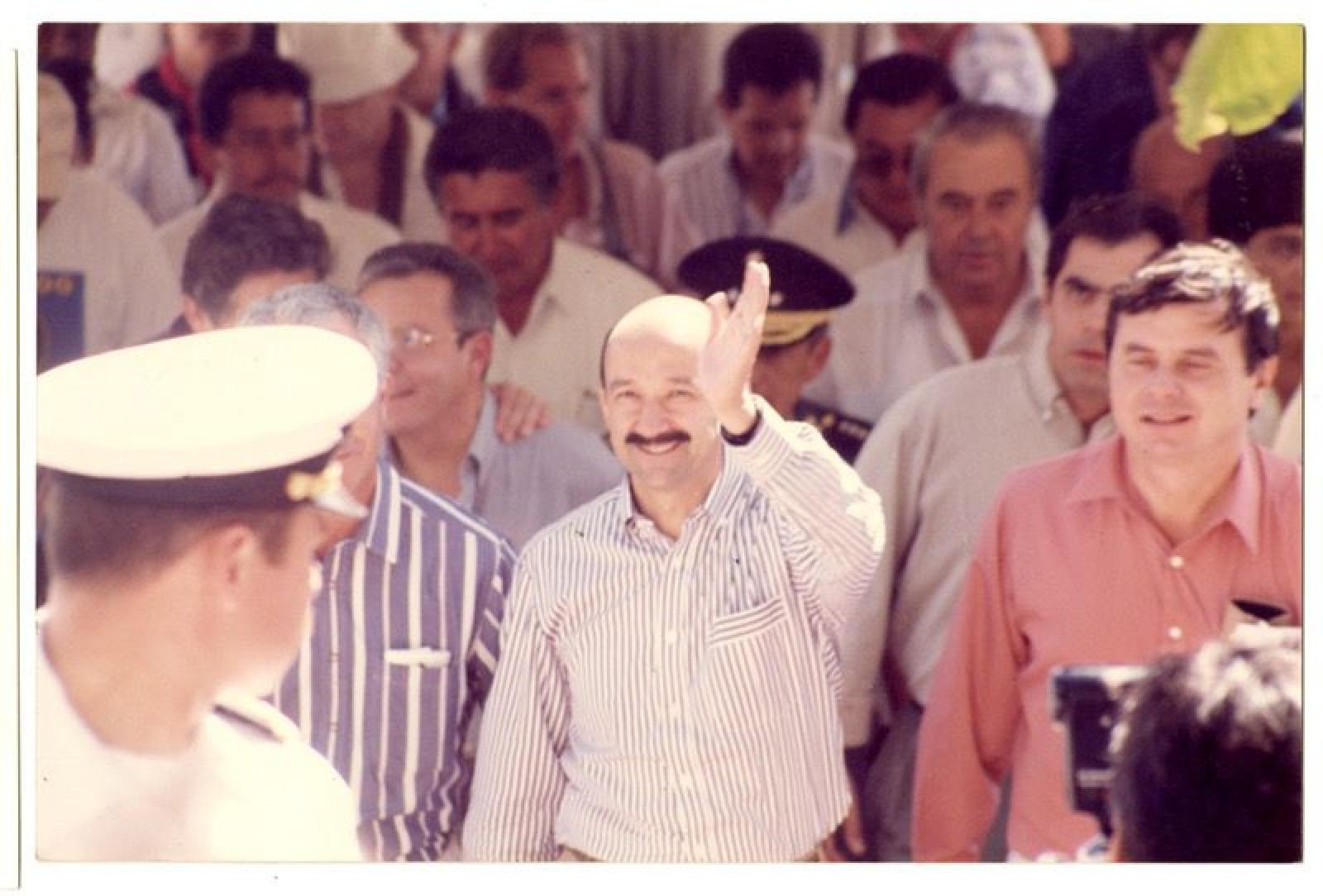 Carlos Salinas de Gotari saludando en acto público.