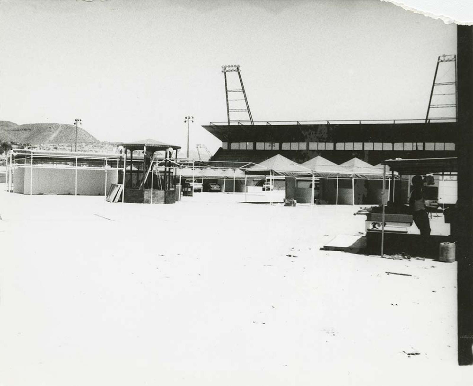 Carpas en el estadio Arturo C. Nahl.
