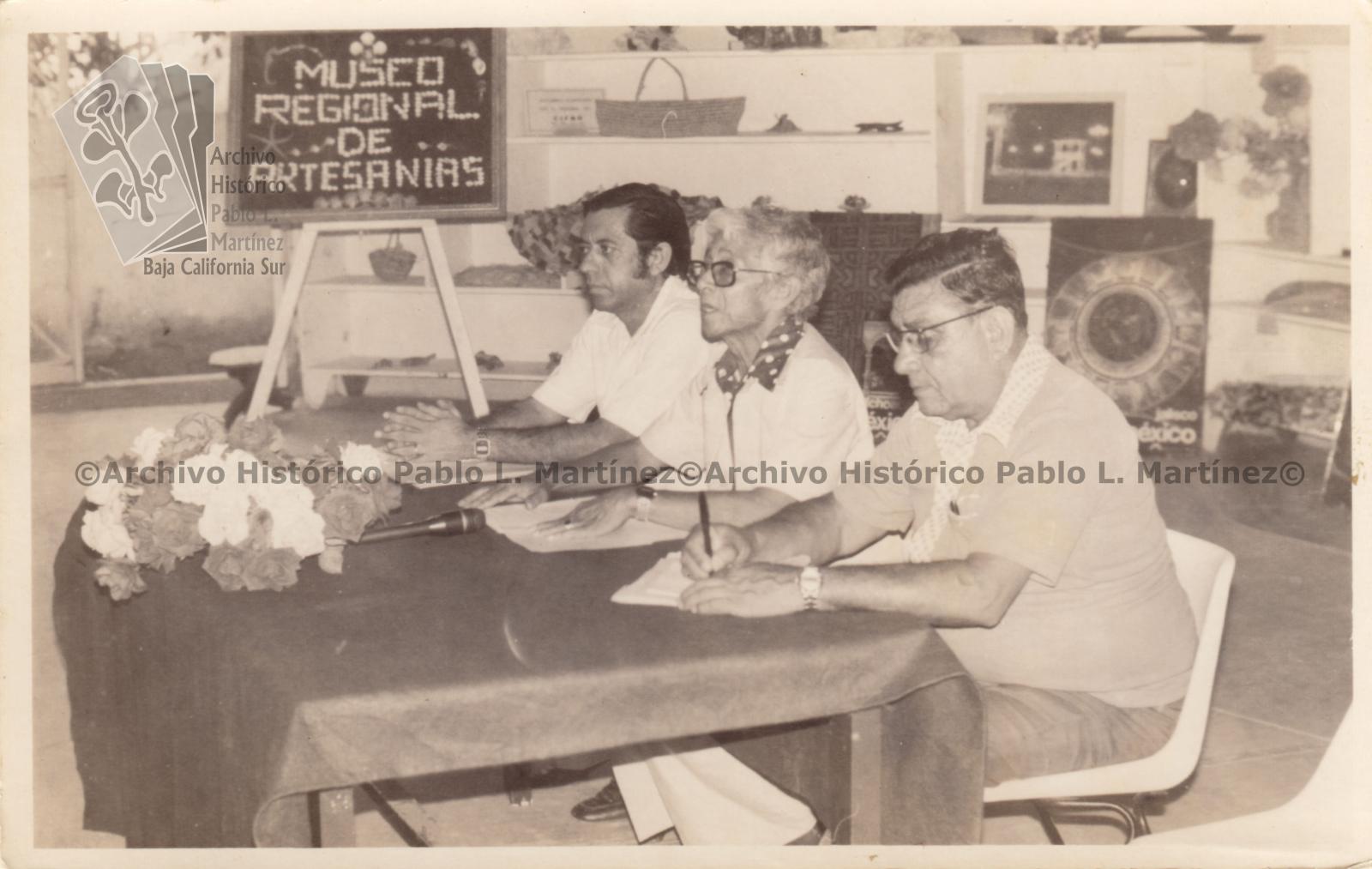 César Piñeda Chacón y acompañantes integran presídium en evento cultural.