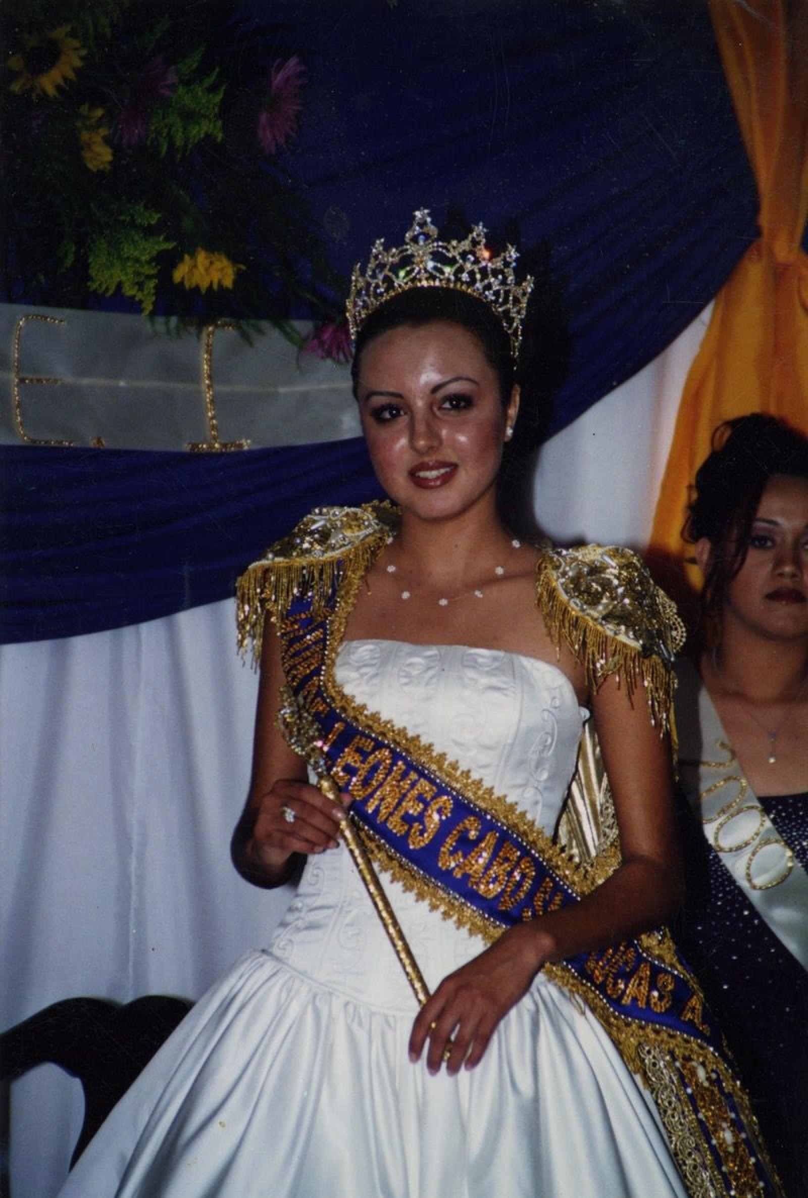 “Claudia Elizabeth Quintero, reina de belleza del club de Leones, Cabo San Lucas”.