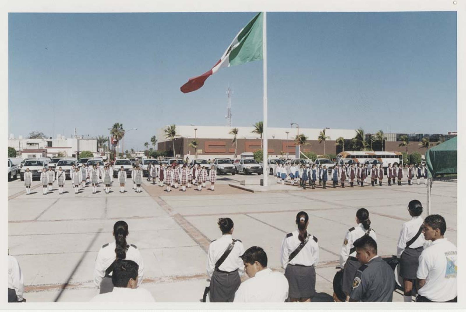 “Concurso estatal de escoltas”, en explanada del Palacio de Gobierno, La Paz.
