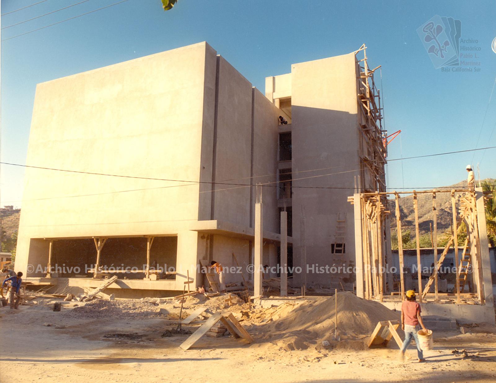 Construcción de un edificio de oficinas públicas.