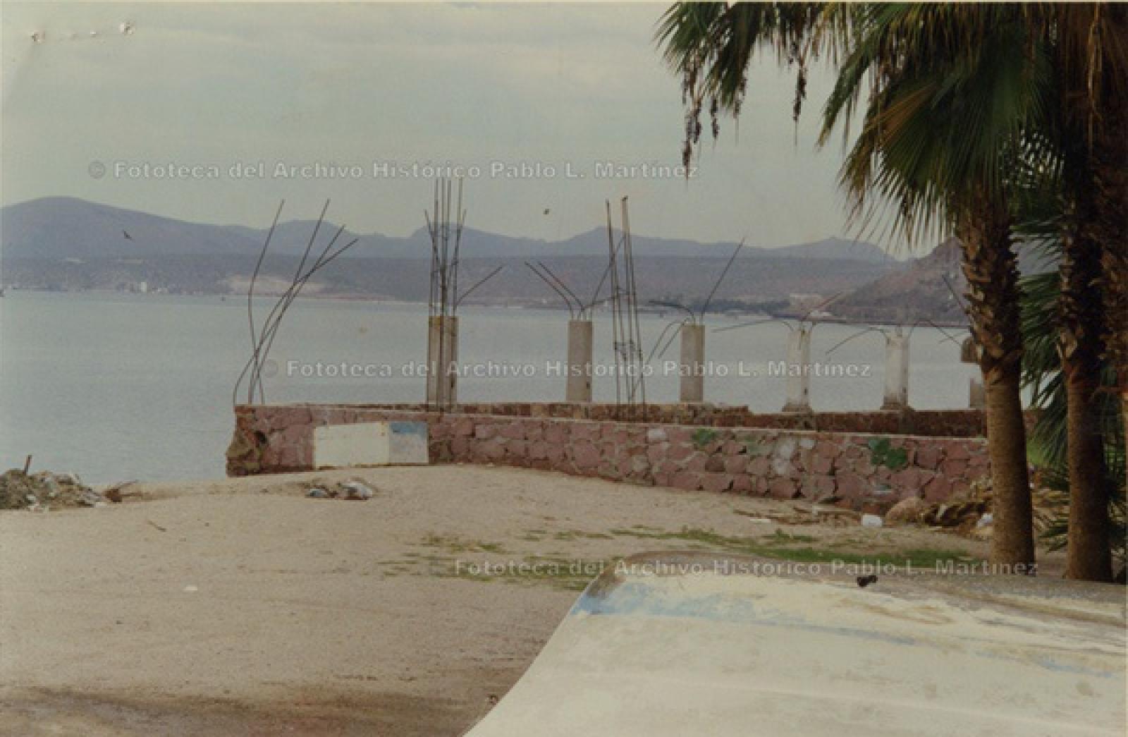 Construcción en abandono en playa del malecón de La Paz.