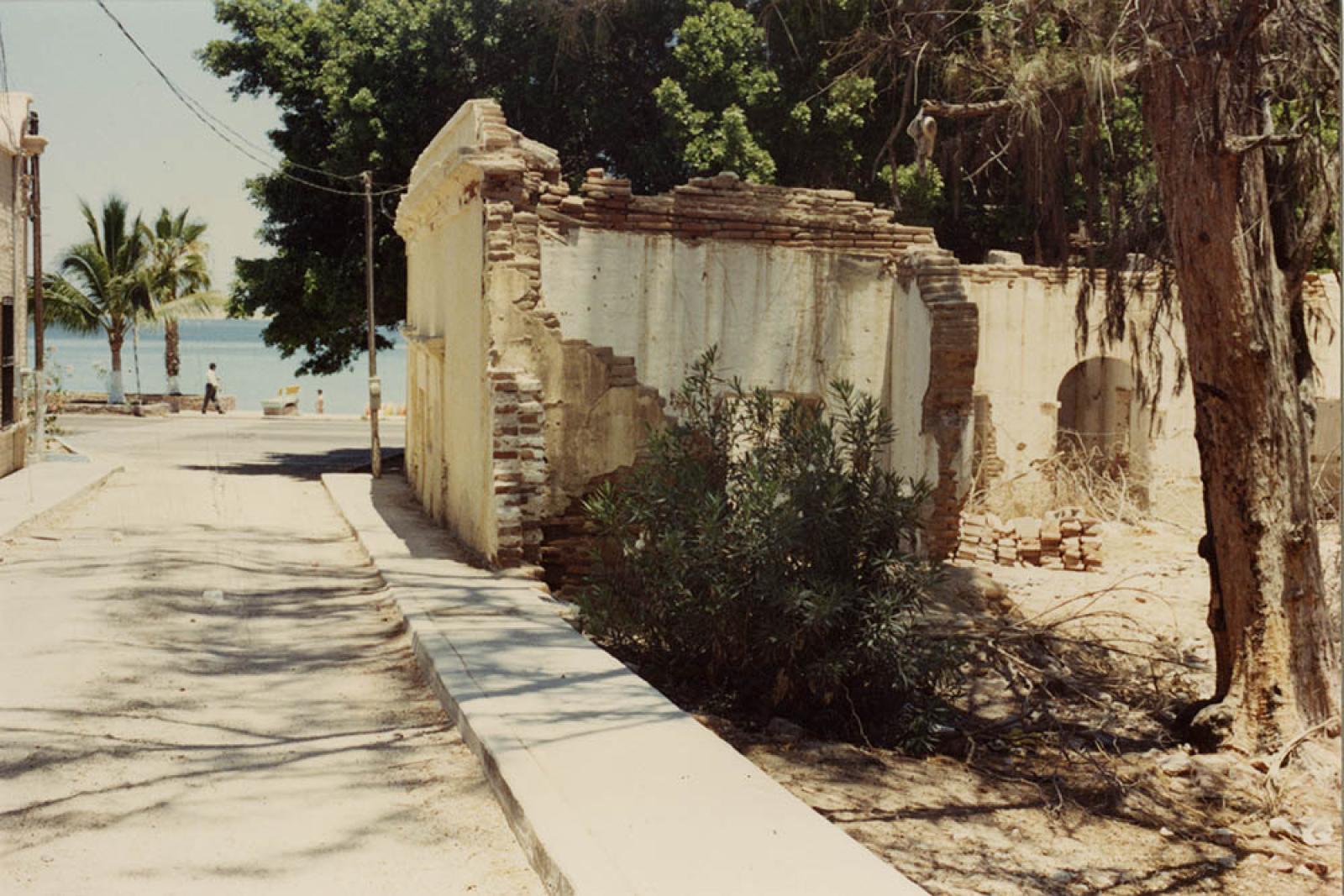 Construcción en ruinas sobre callejón que va de la calle Belisario Domínguez hacia ell Malecón, La Paz.