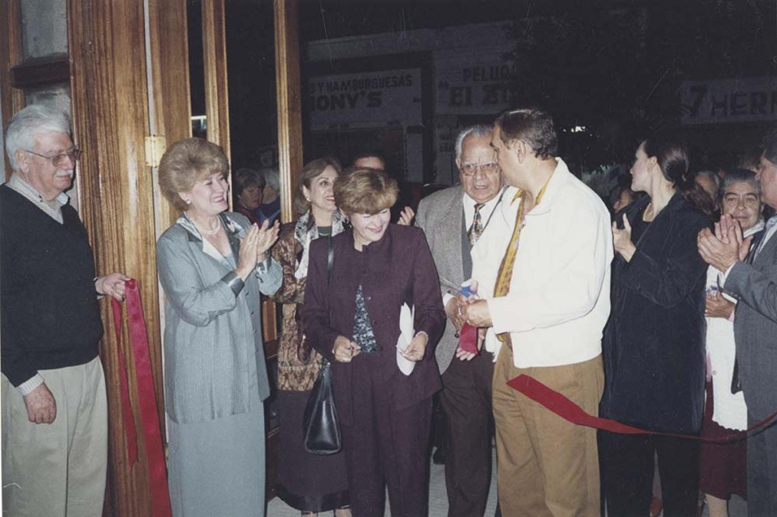 Corte de listón inaugural.