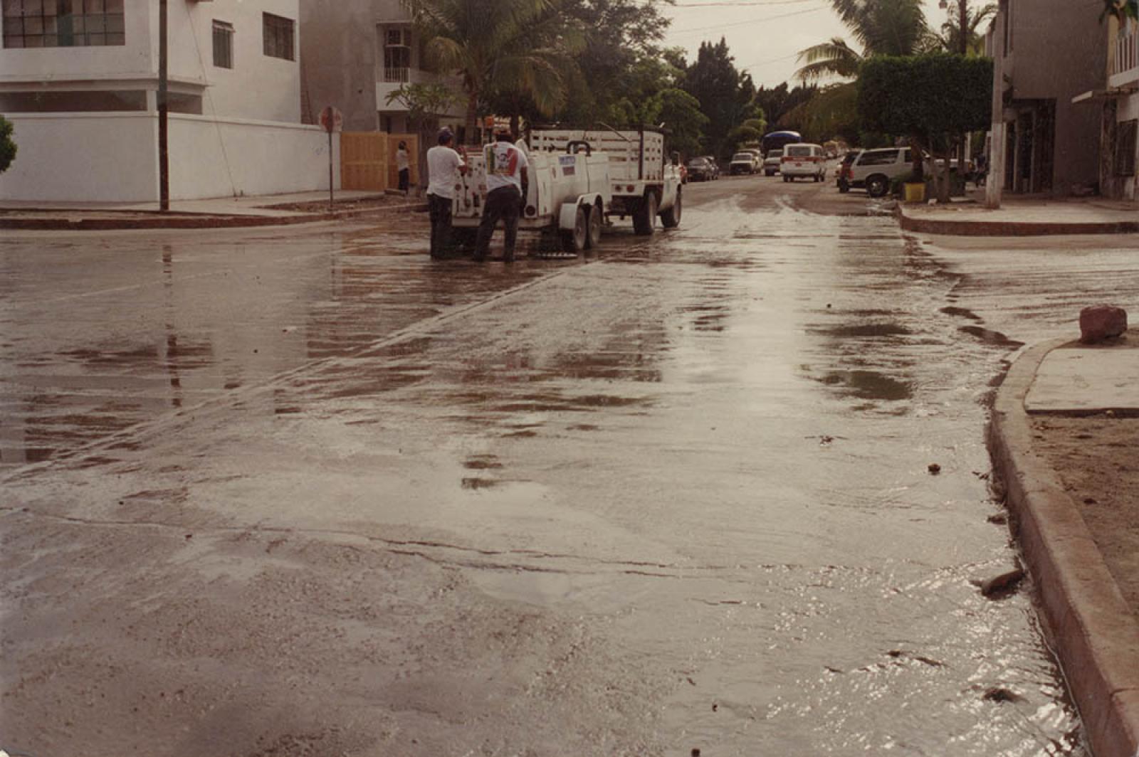 Desazolve de drenaje, en calle de la ciudad de La Paz.