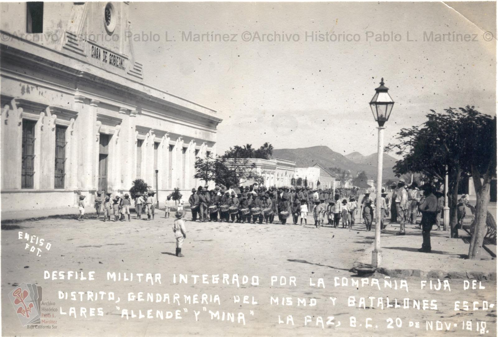 Desfile militar integrado por la compañía fija del Distrito, gendarmería del mismo y batallones escolares “Allende” y “Mina” en La Paz, Baja California.