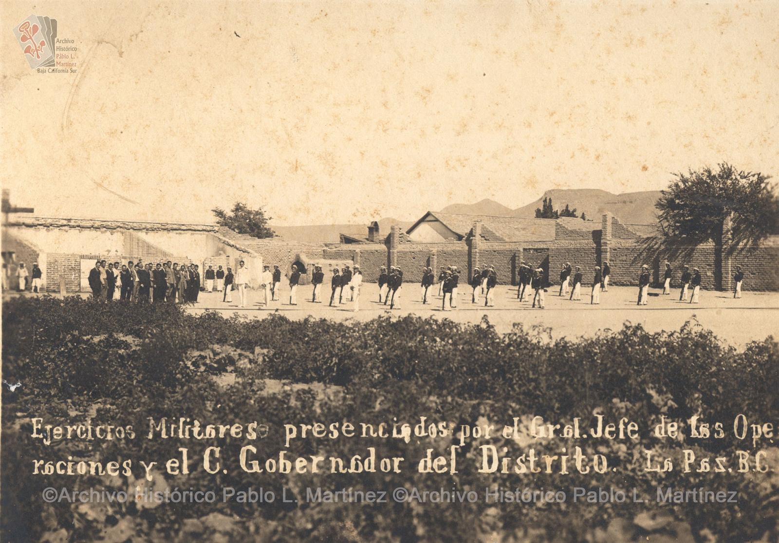 Ejercicios militares presenciados por Agustín Arriola Martínez y acompañantes en La Paz, Baja California.