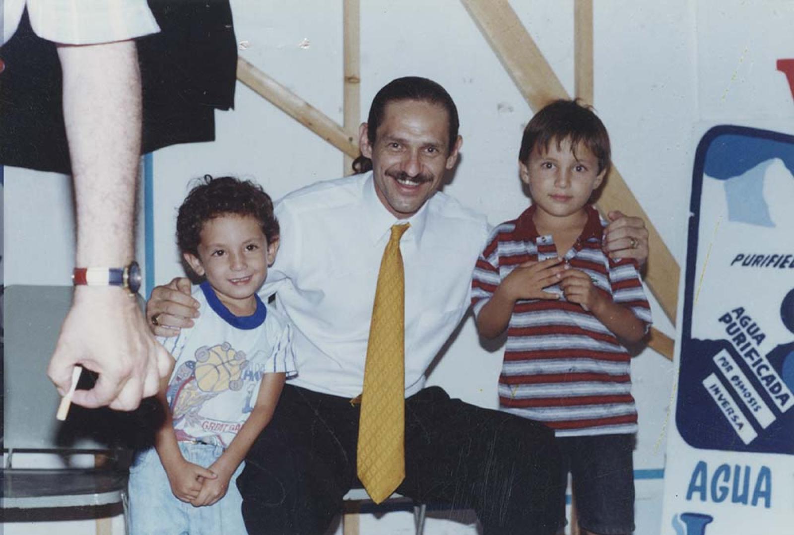“El comediante” Teo González, acompañado por niños.