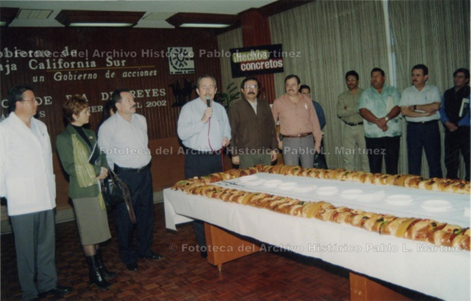 El gobernador Leonel Cota Montaño y acompañantes comparten rosca de reyes.