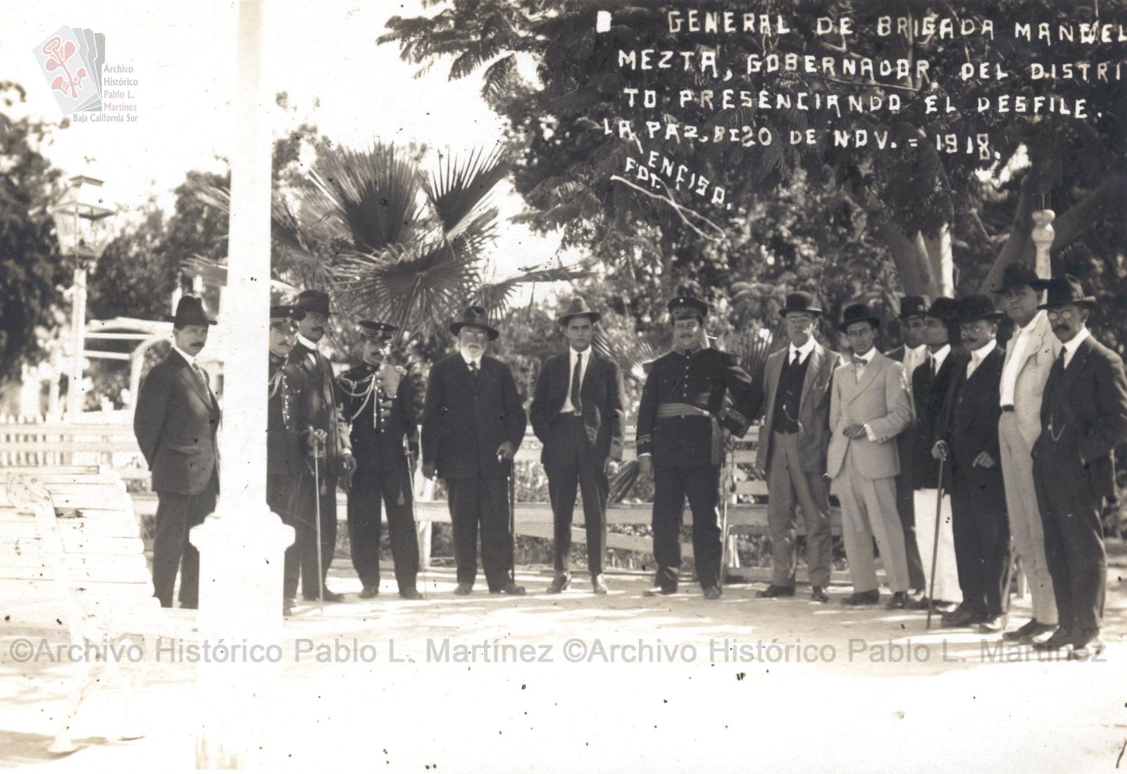 El gobernador Manuel Mezta presenciando desfile.