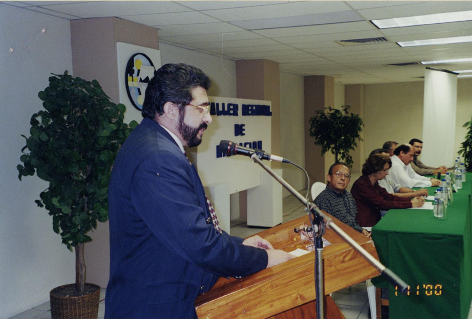 El rector Jorge Vale preside ceremonia en auditorio de la Universidad Autónoma de Baja California Sur.