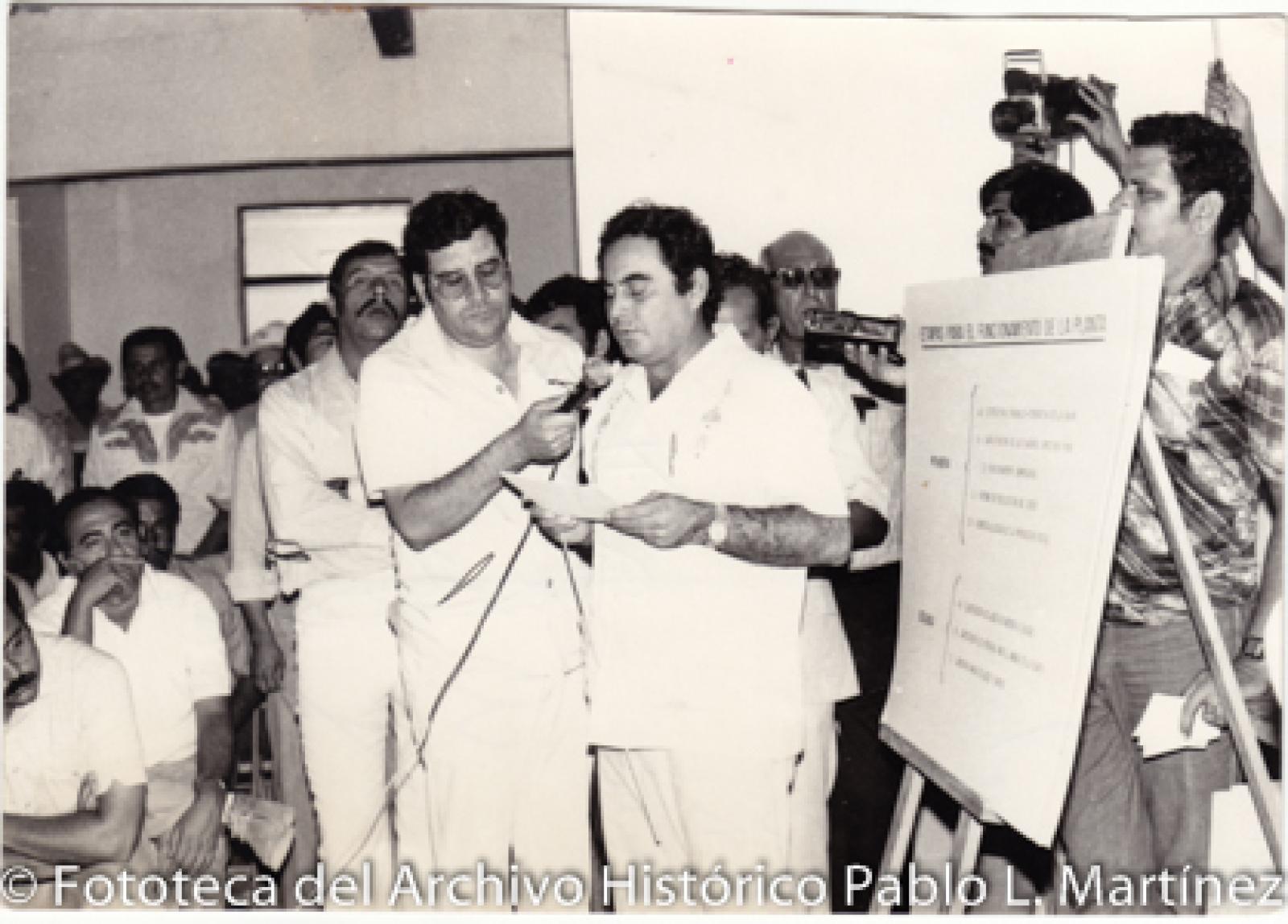 Eligio Soto López ofrece discurso a público.