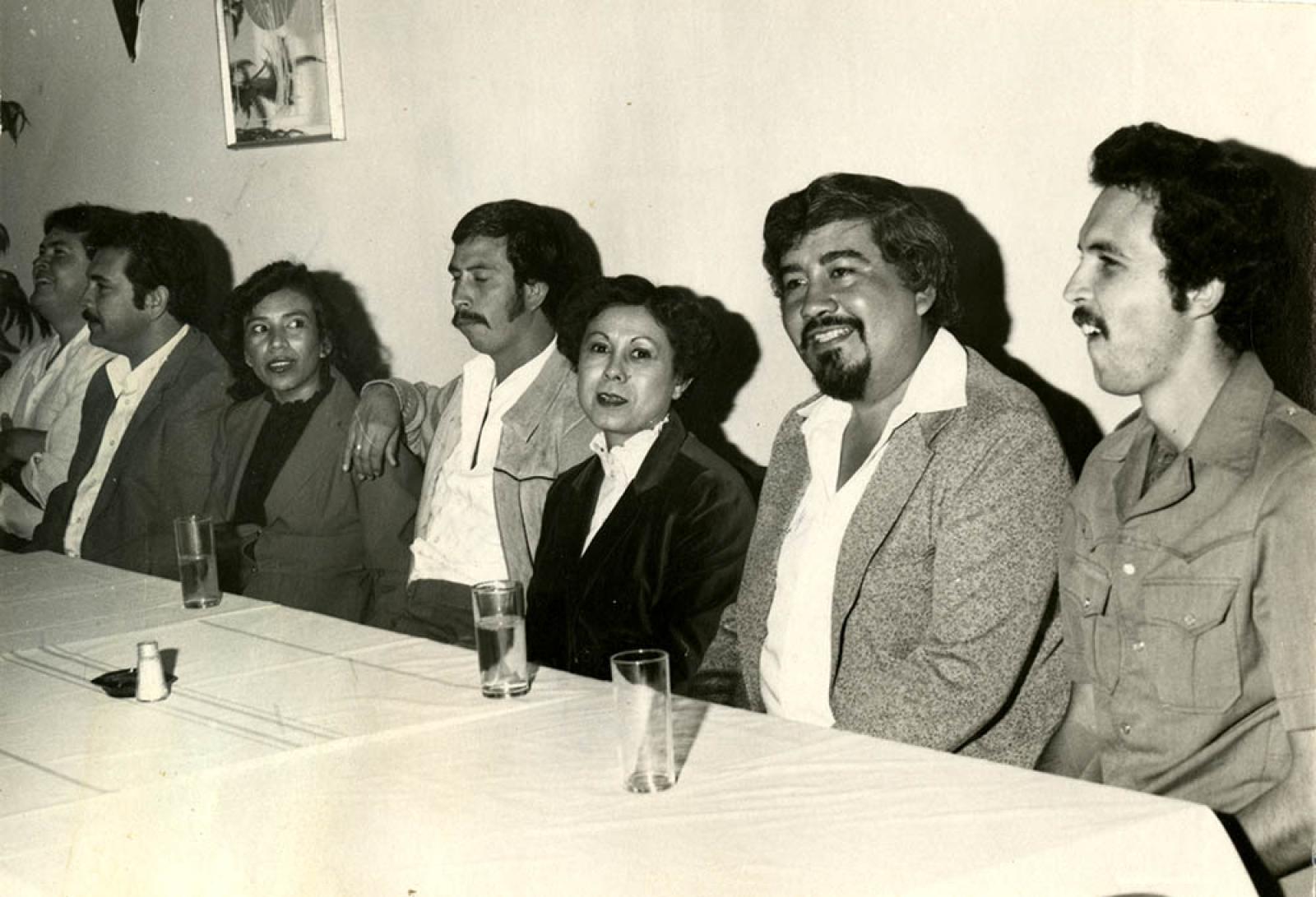 “En un gran ambiente”, retrato de grupo.