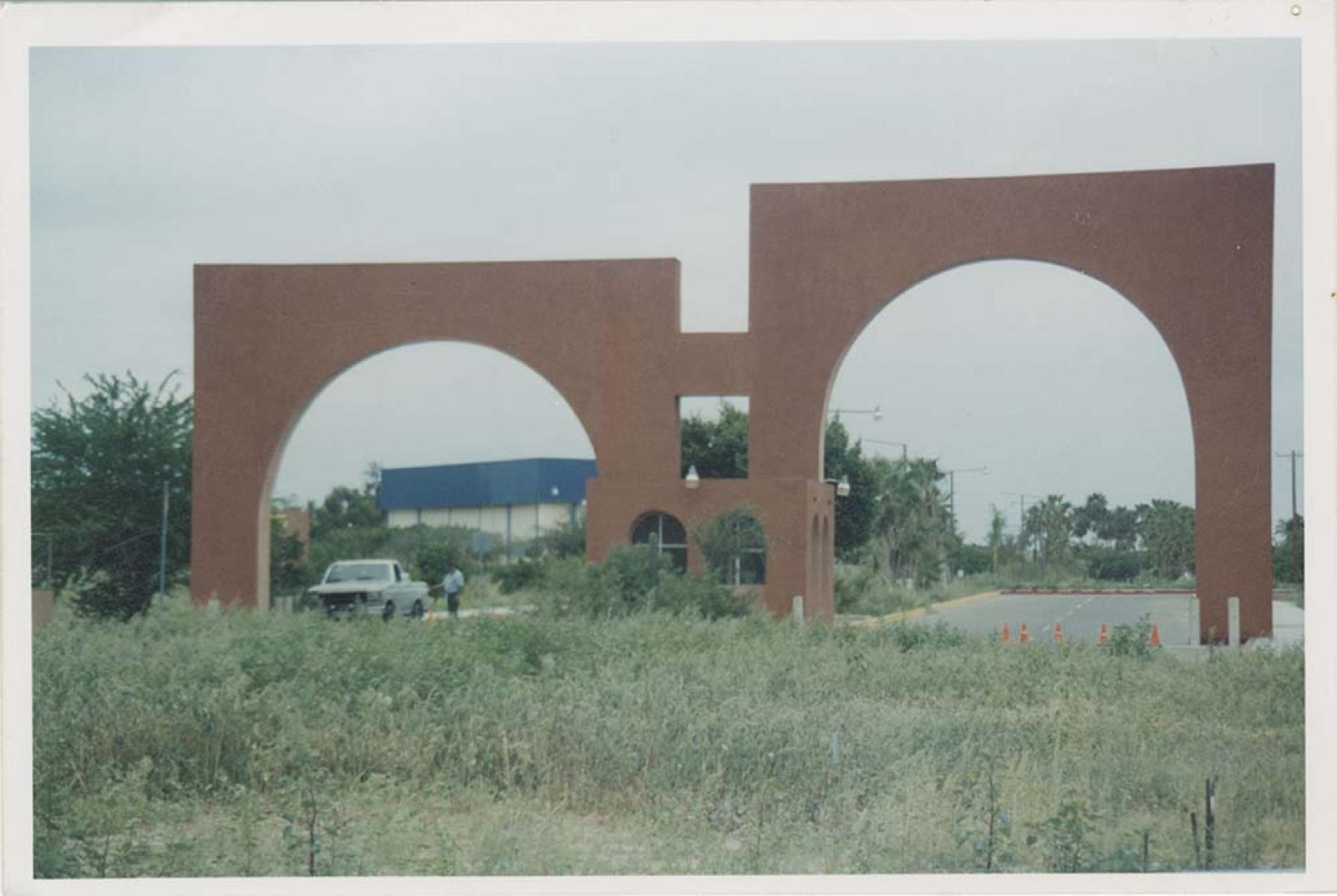 Entrada principal a la UABCS.
