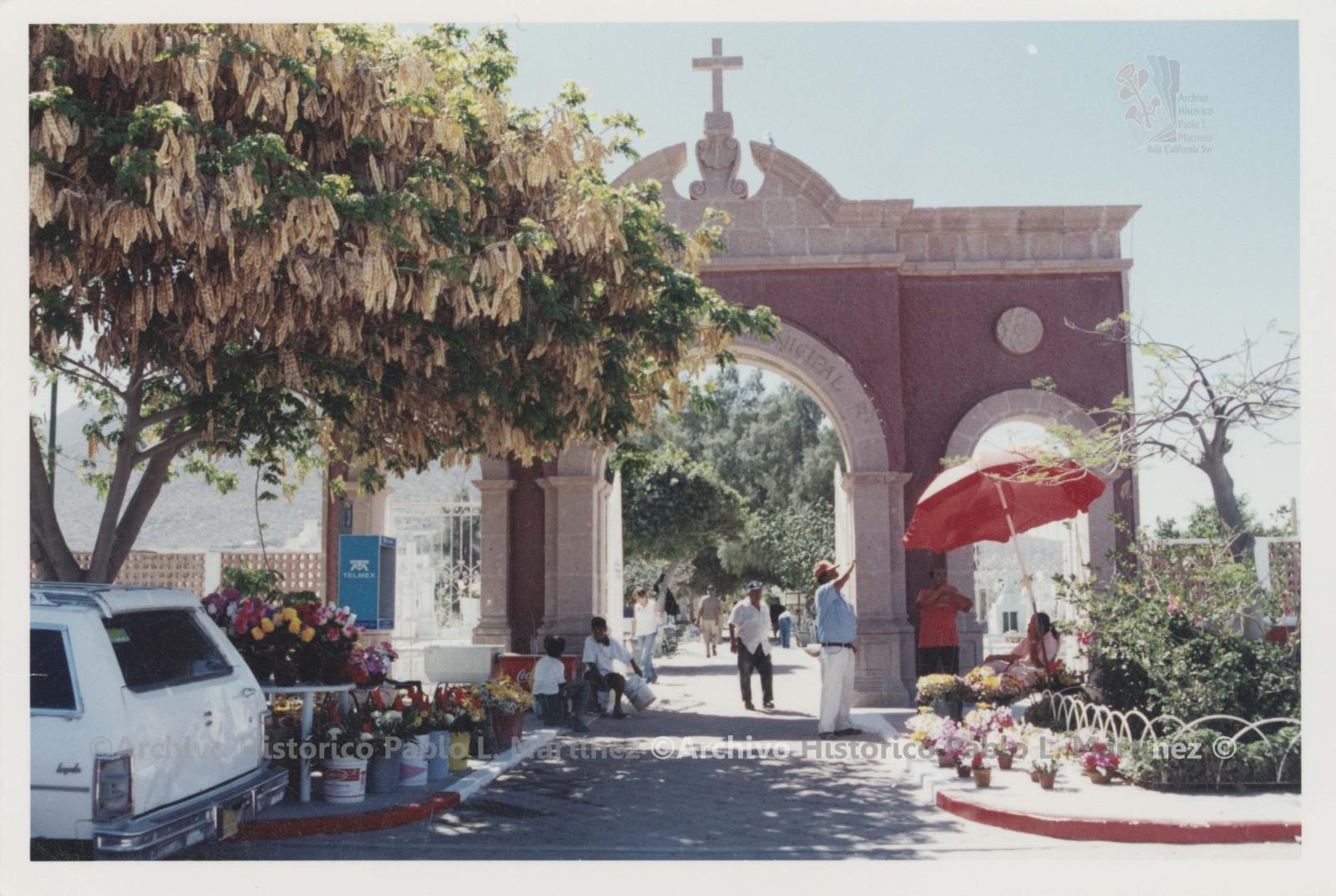 Entrada principal al Panteón Municipal de Los San Juanes. La Paz, Baja California Sur.